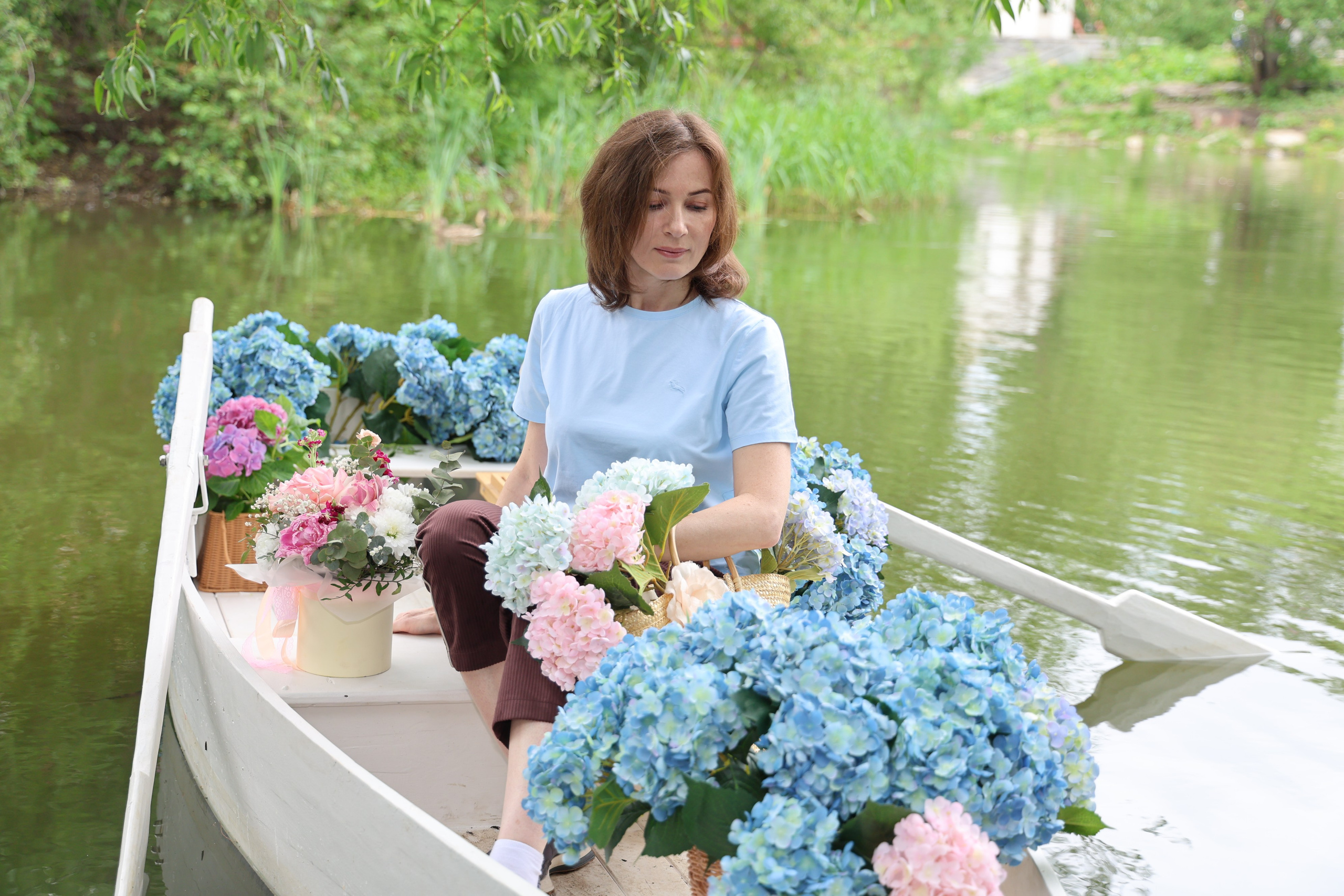 Фотосессия в лодке, лодка, озеро, платье, книга, шляпа, зонт, перчатки, весла, лето. Свадебный, семейный, женский и детский фотограф из Екатеринбурга