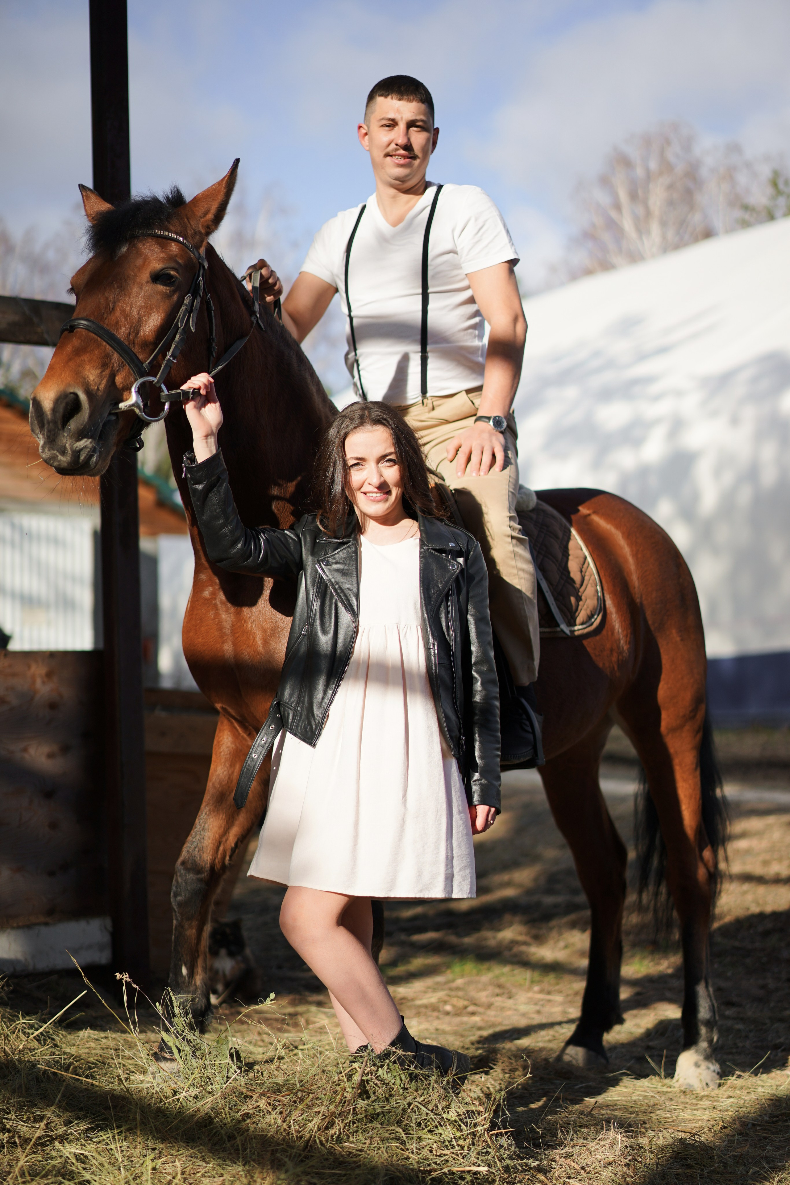 Фотосессия влюбленных в конюшне. Фотограф Екатеринбург Кокшарова Александра