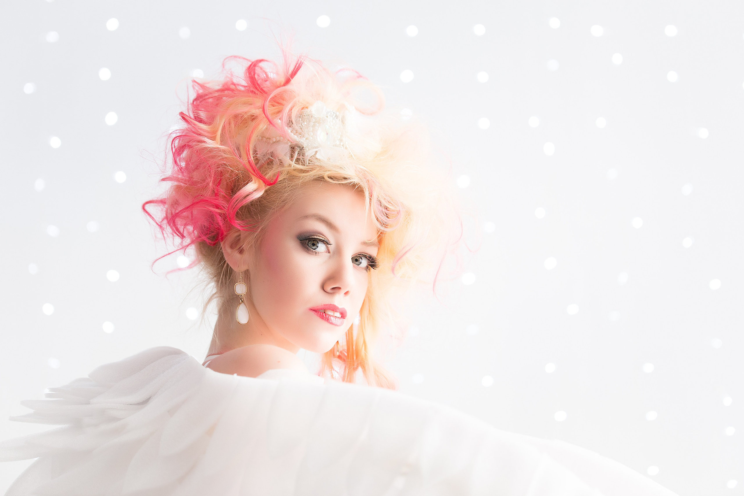 Фотография девушки с белыми крыльями