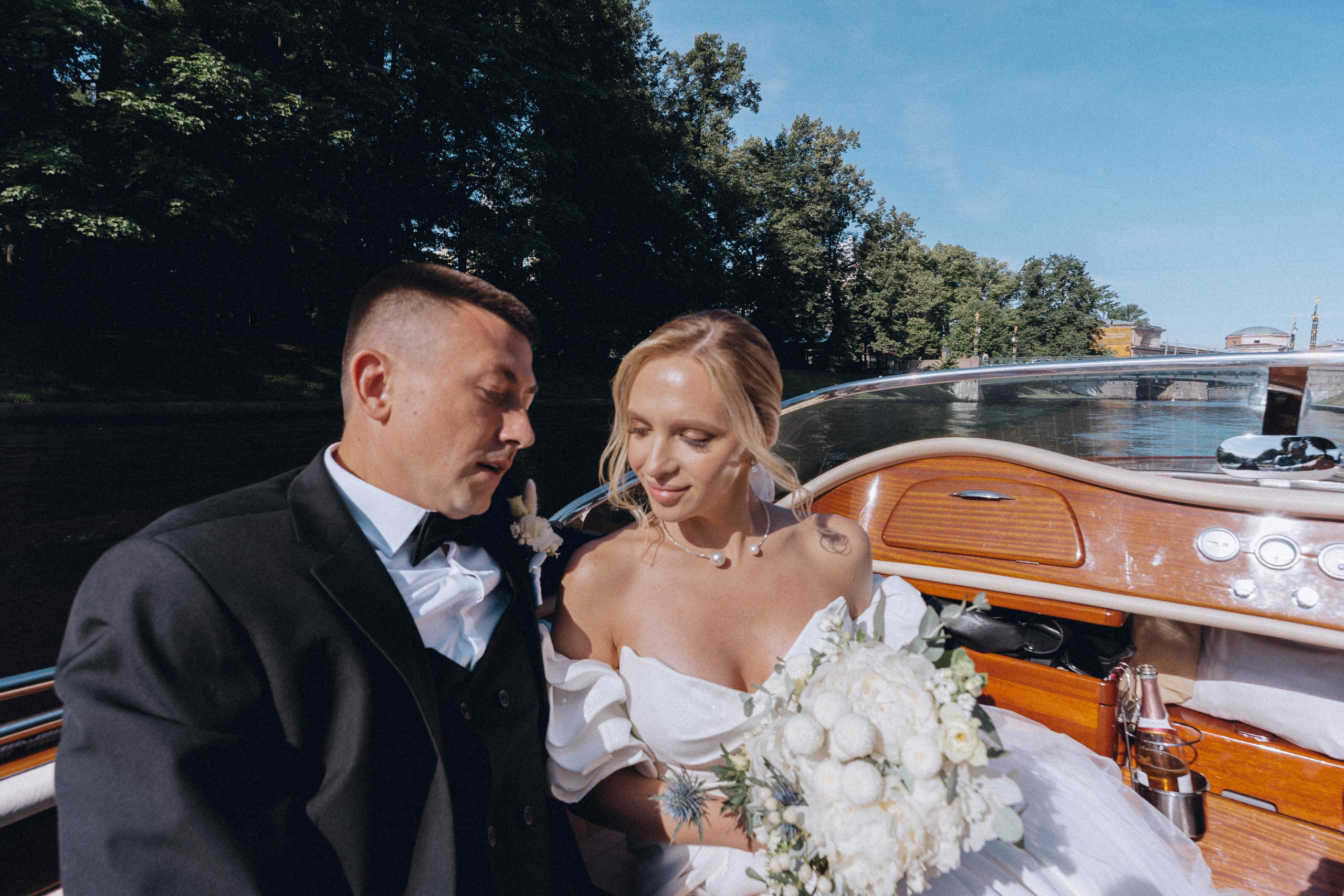 СВАДЕНБНАЯ СЬЕМКА НА КАТЕРЕ ПО КАНАЛАМ САНКТ-ПЕТЕРБУРГА И В АКВАТОРИИ НЕВЫ. Профессиональный фотограф, Санкт-Петербург — Виктория Богомолова