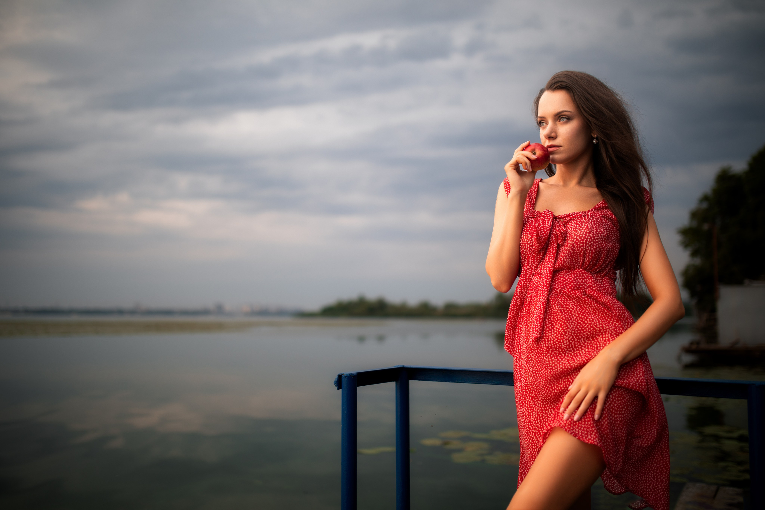 Съемка с Екатериной на рассвете на берегу реки