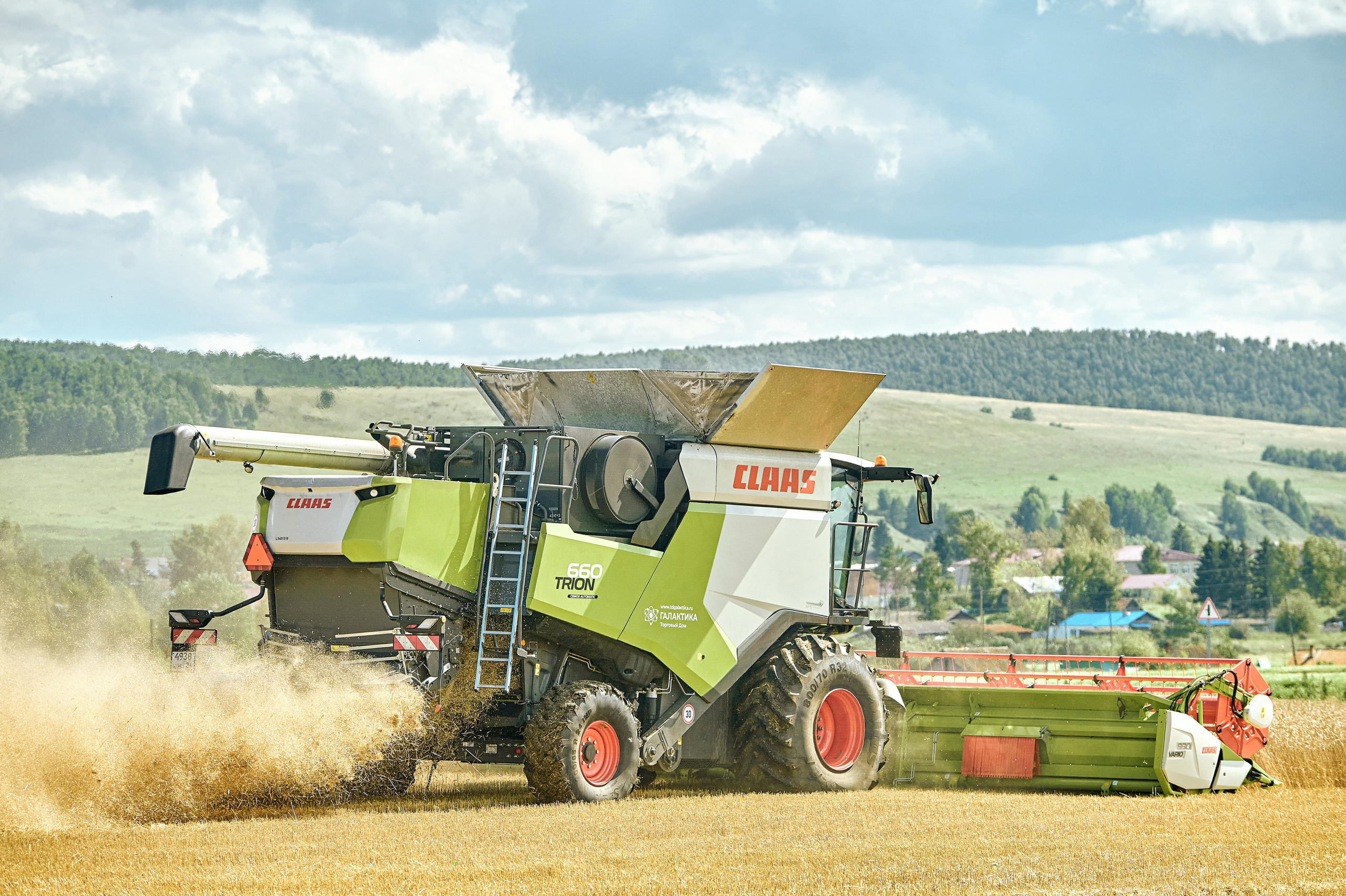 Сельхозтехники Галактика — представление в работе близ г. Абакан. Фотограф Яковлев Роман — Красноярск
