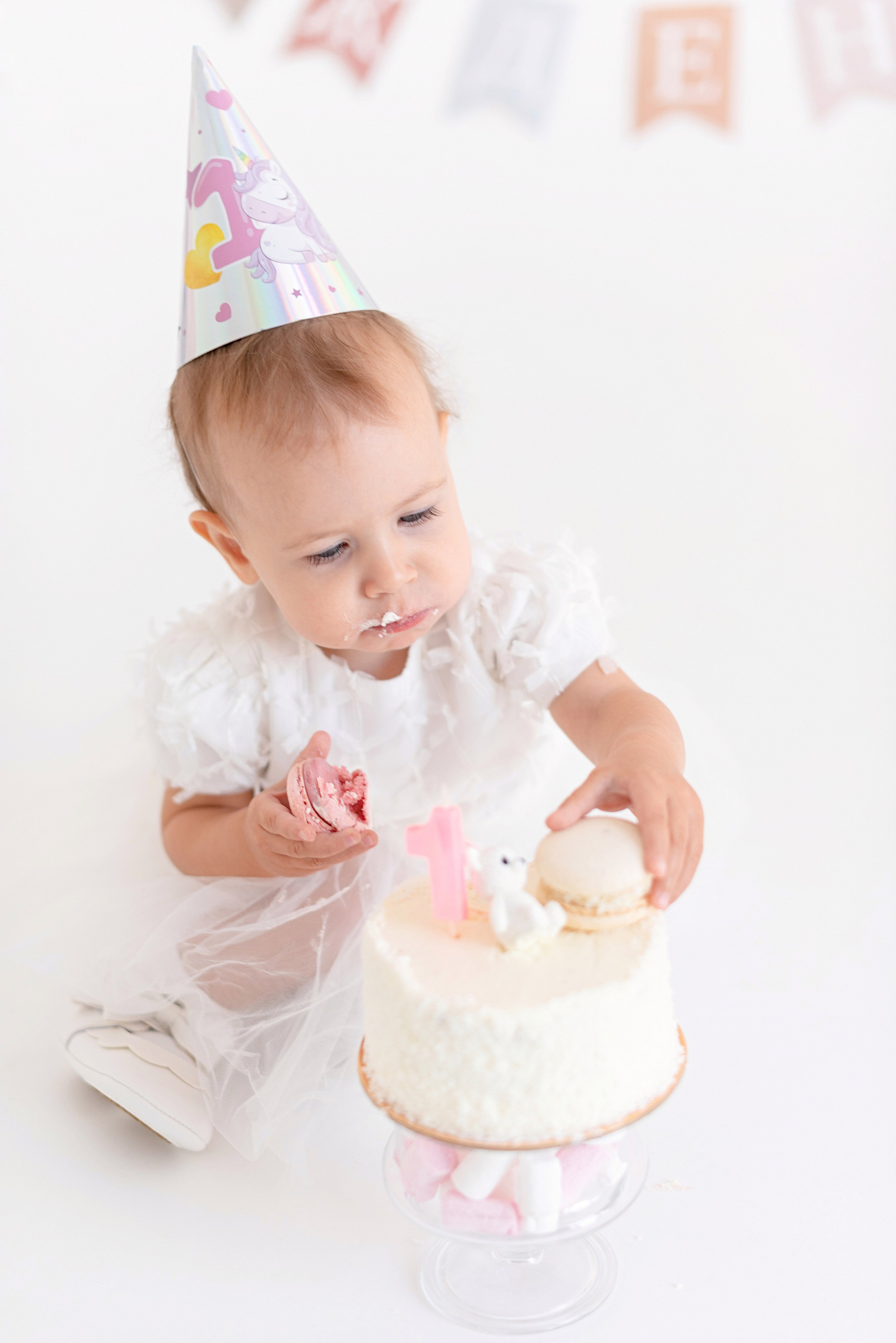 Фотосессия дня рождения малыша в студии, торт, воздушные шары, мыльные пузыри, профессиональный фотограф в Сургуте и Нефтеюганске.