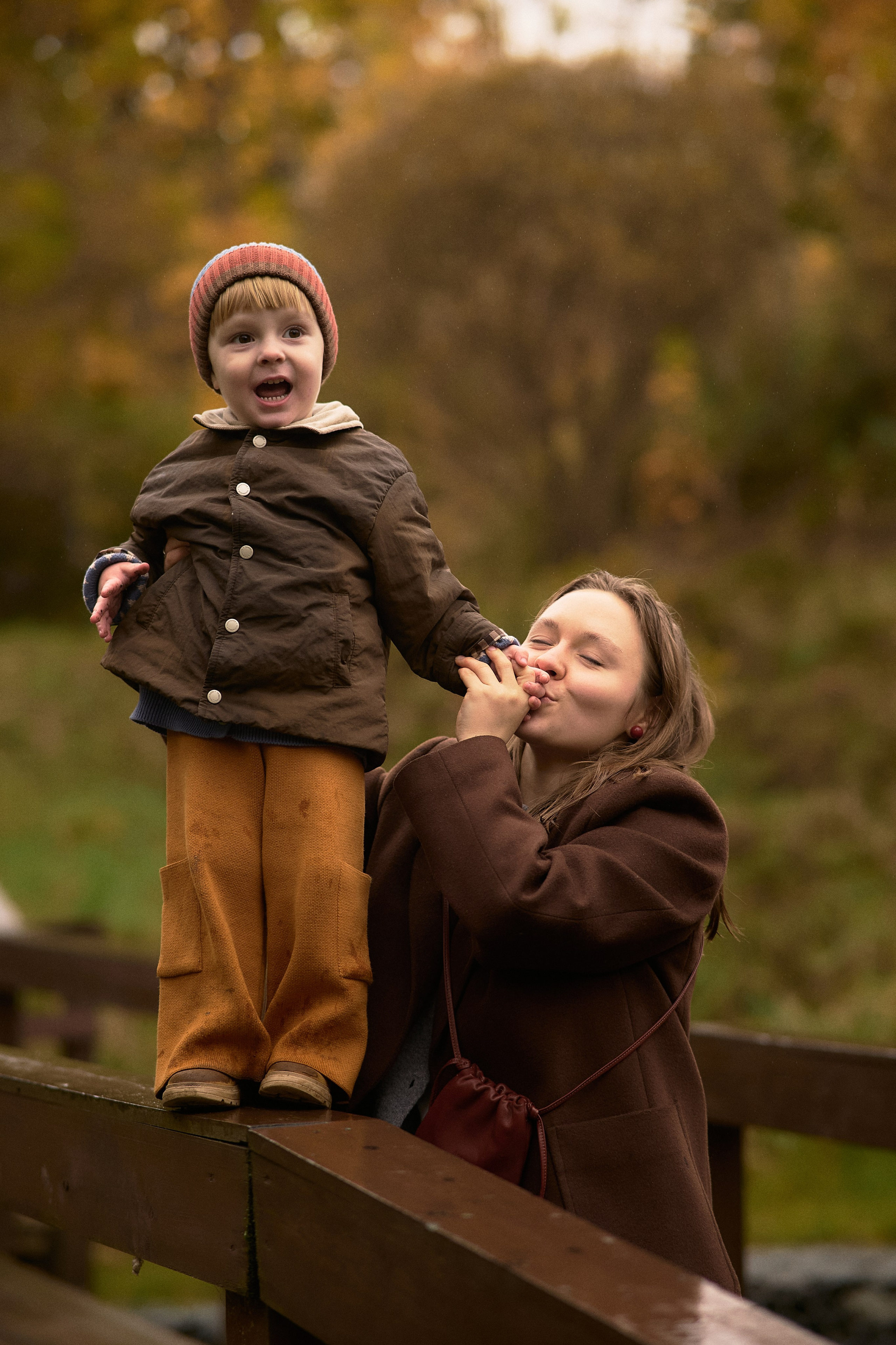 Света и Илюша под дождём. Семейный и свадебный lifestyle-фотограф в Москве Мария Петрова