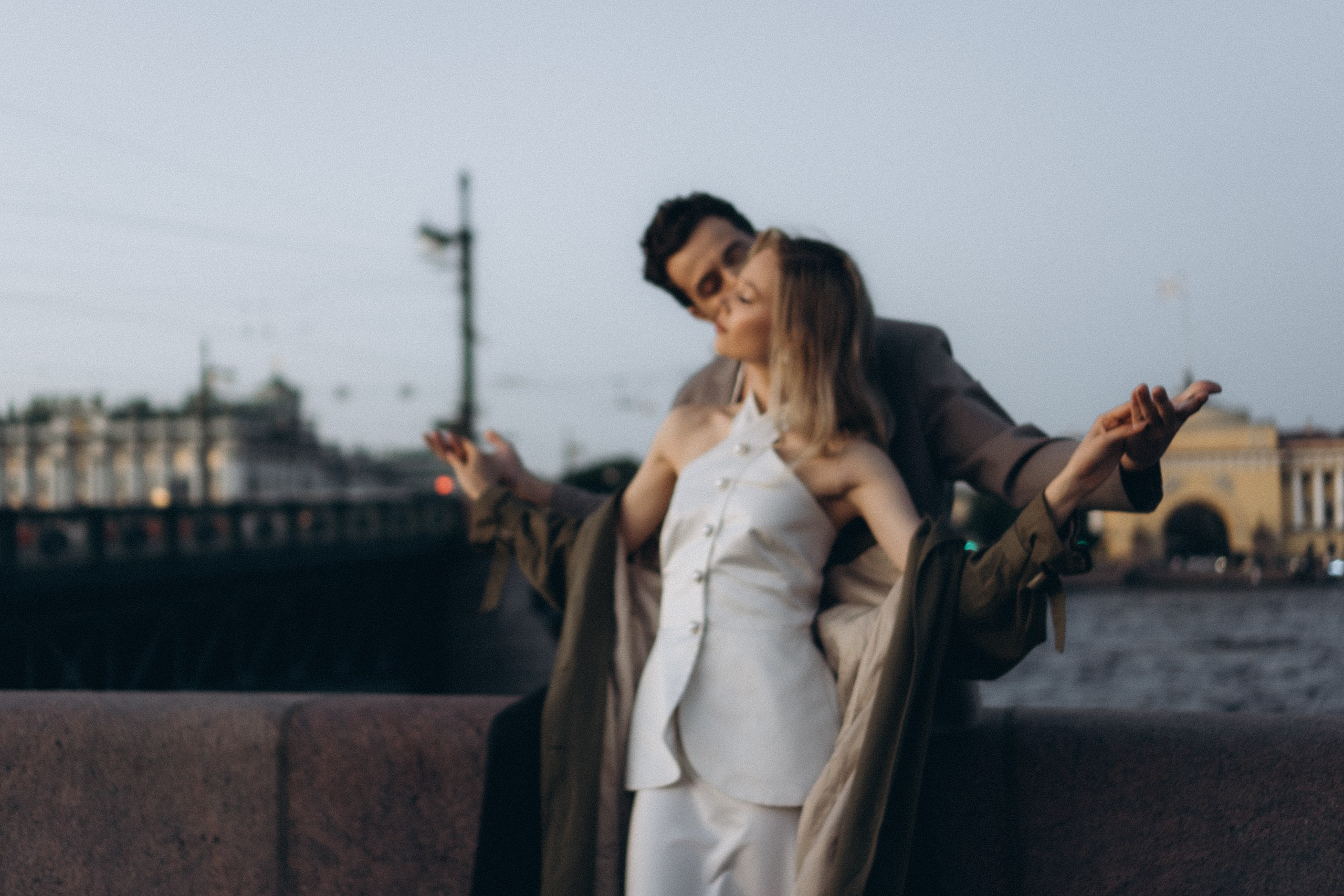 СВАДЕБНАЯ СЬЕМКА ПАРЫ НА РАССВЕТЕ В БЕЛЫЕ НОЧИ И ПРОГУЛКА С РАЗВОДНЫМИ МОСТАМИ И ПИКНИК ВОЗЛЕ ИСАКИЕВСКОГО СОБОРА. Профессиональный фотограф, Санкт-Петербург — Виктория Богомолова