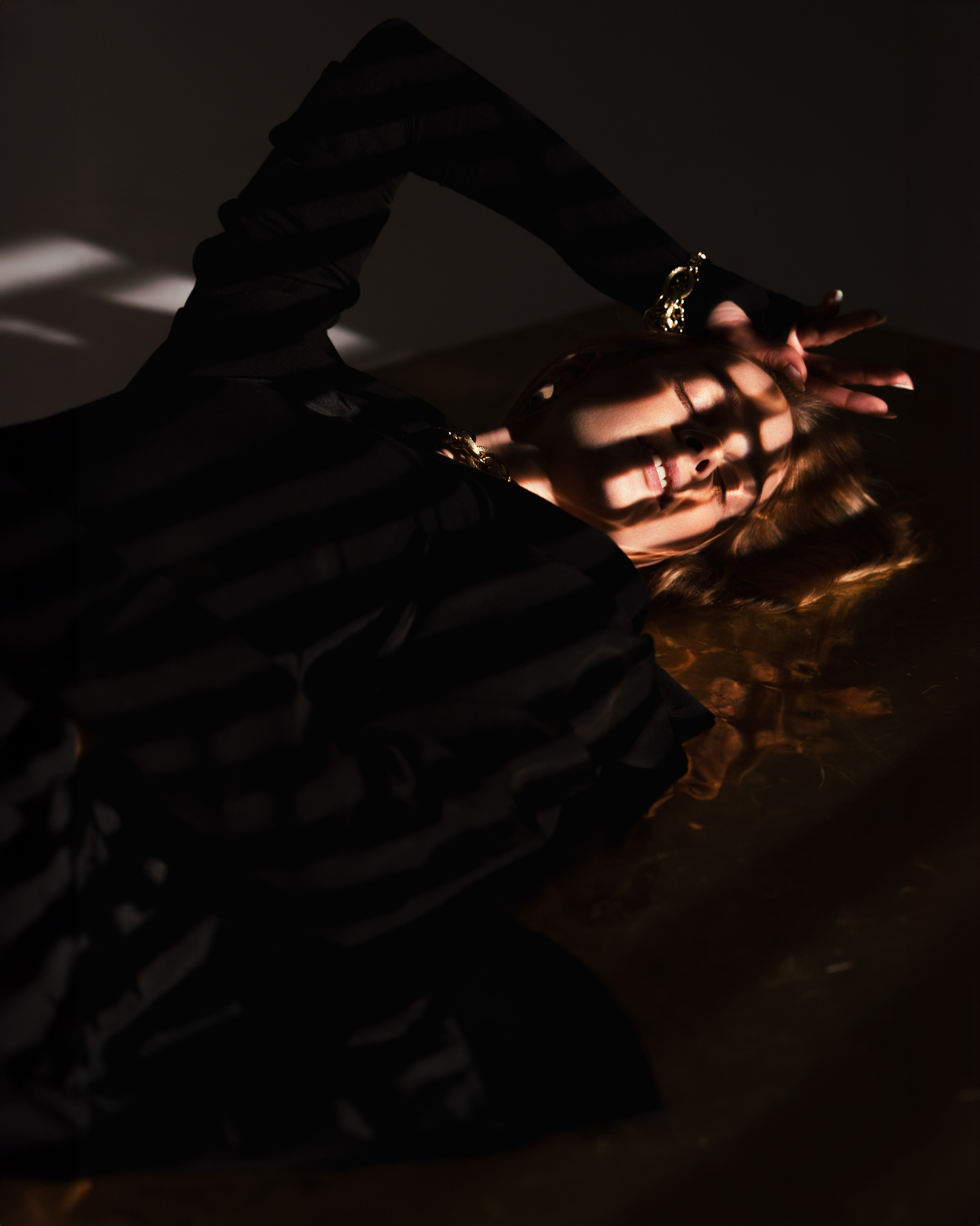 фэшн фотосессия в темном ключе с использованием масок гобо