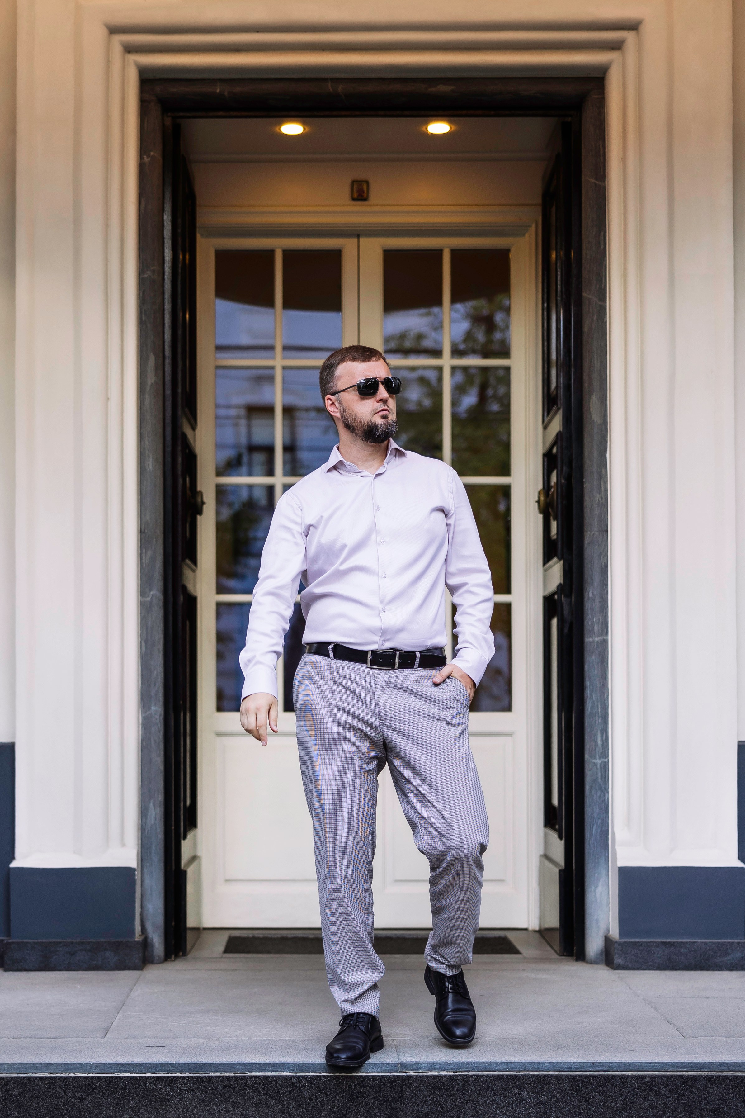 Мужская фотосессия в Краснодаре у отеля