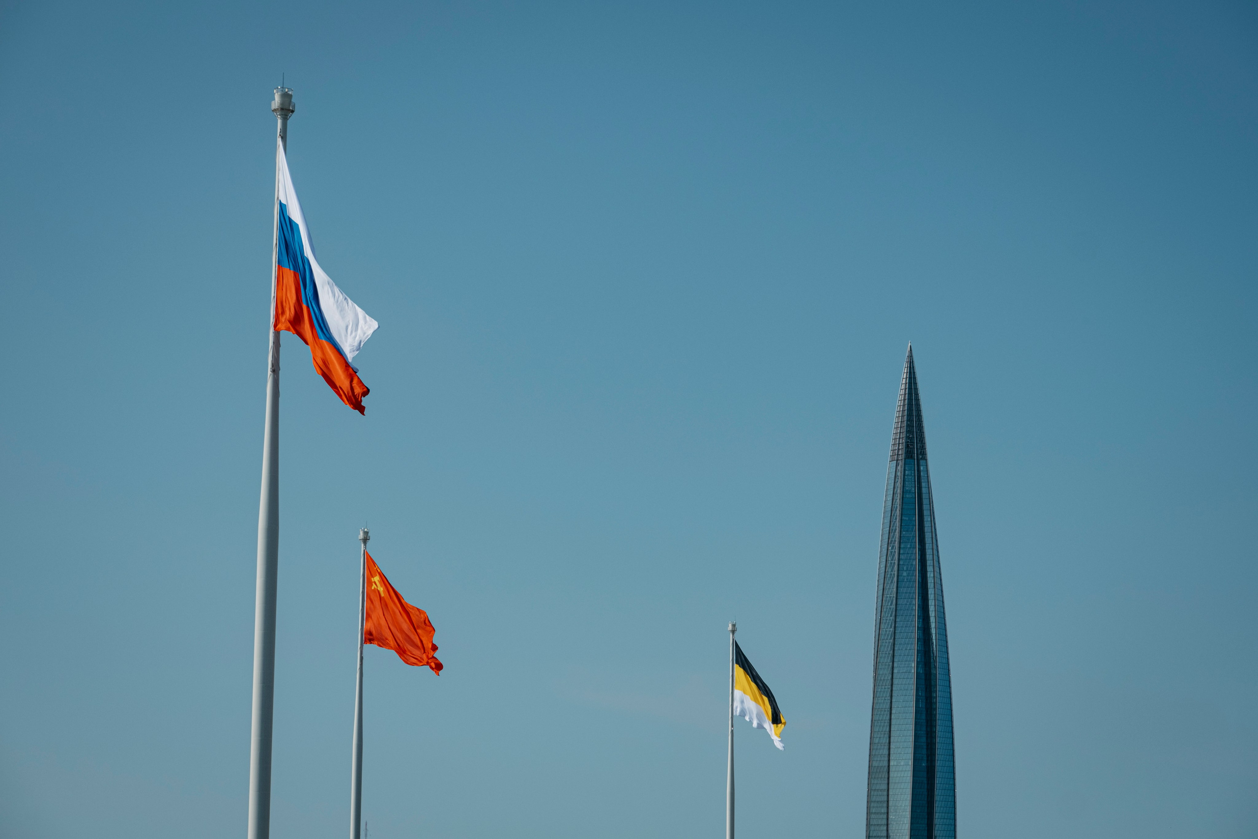Флаги и Лахта центр