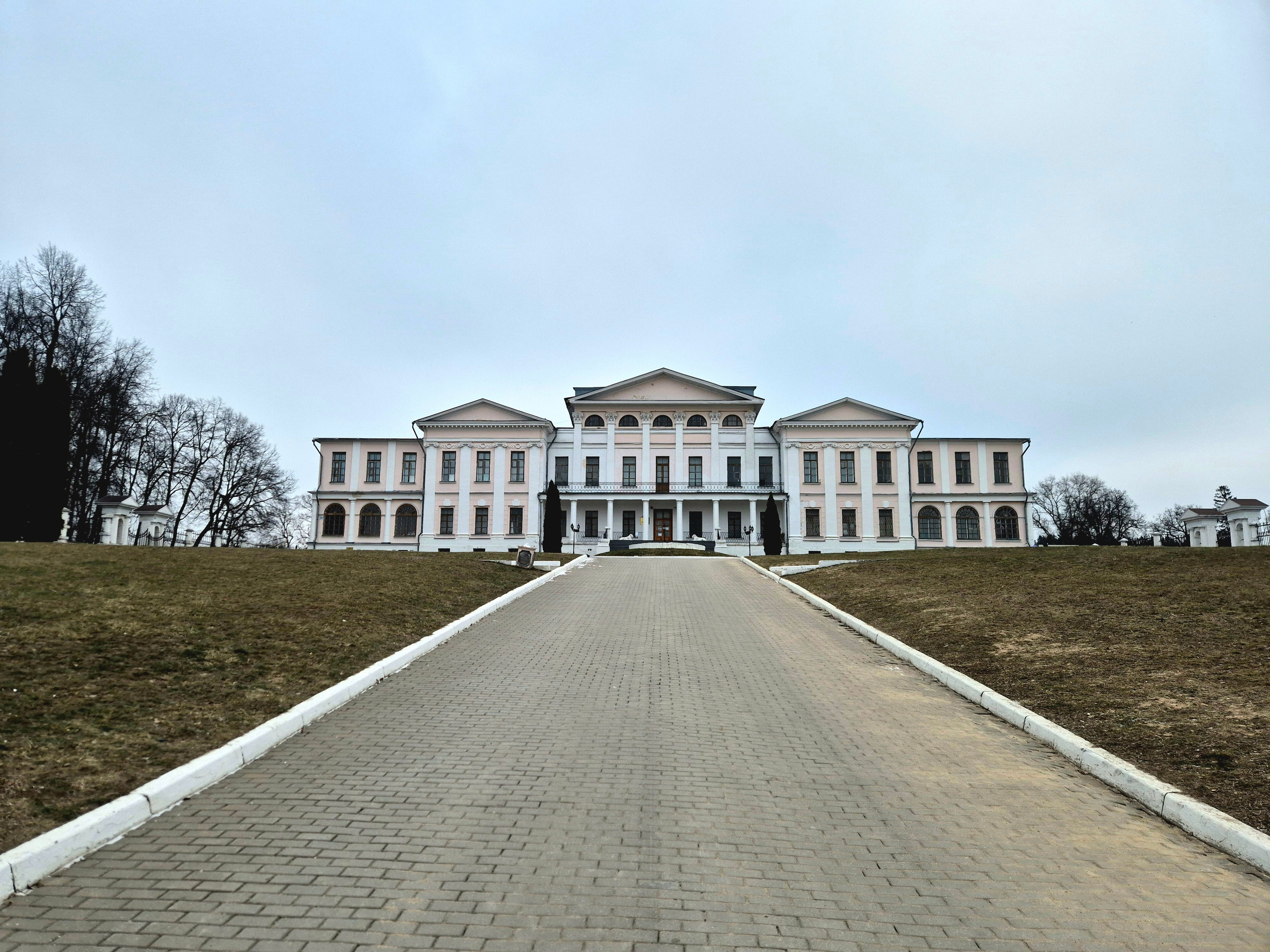 Первая усадьба - Дубровицы. Самым известным ее владельцем был князь Голицын. 