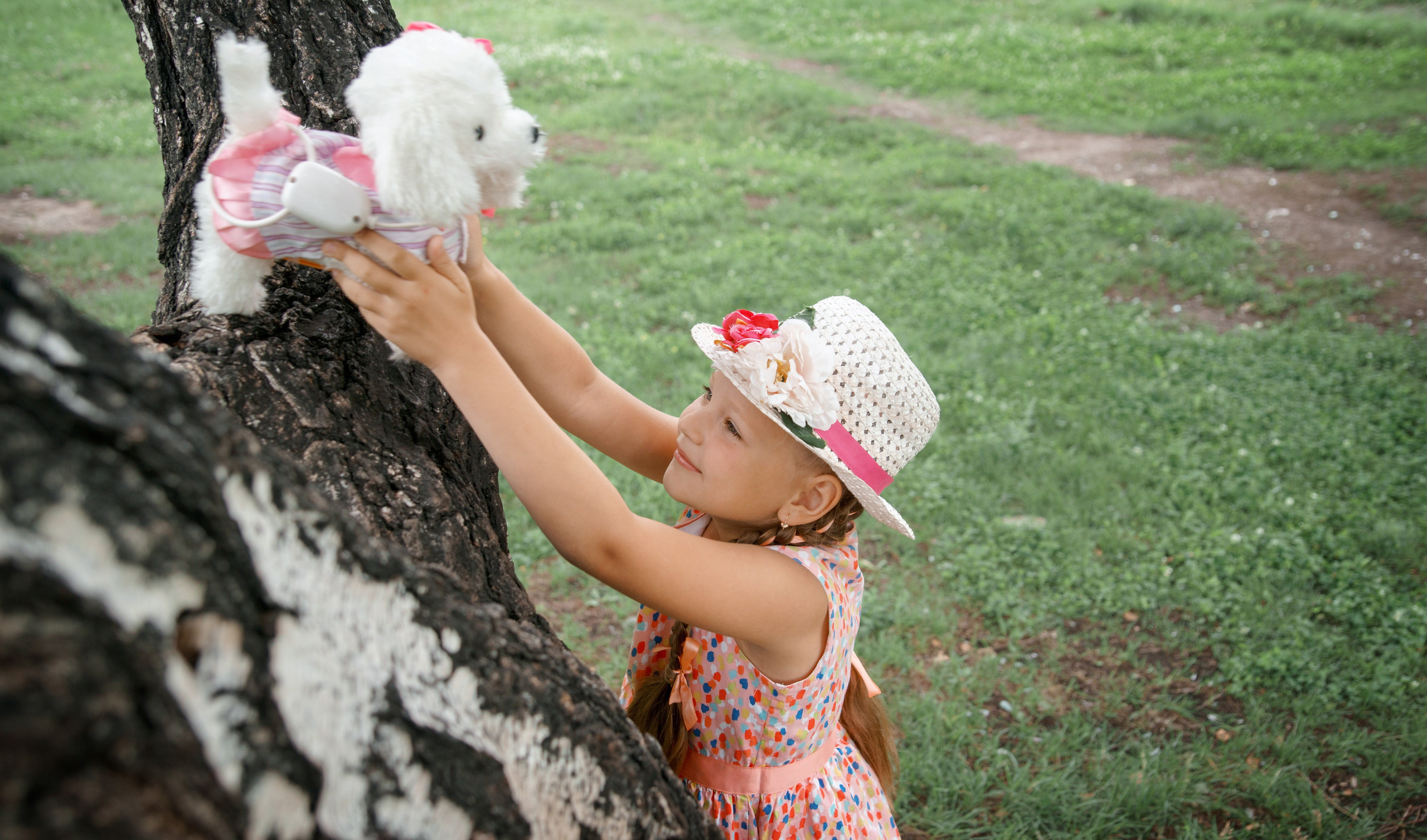 Детская фотосессия летом - девочка снимает щена с ветки