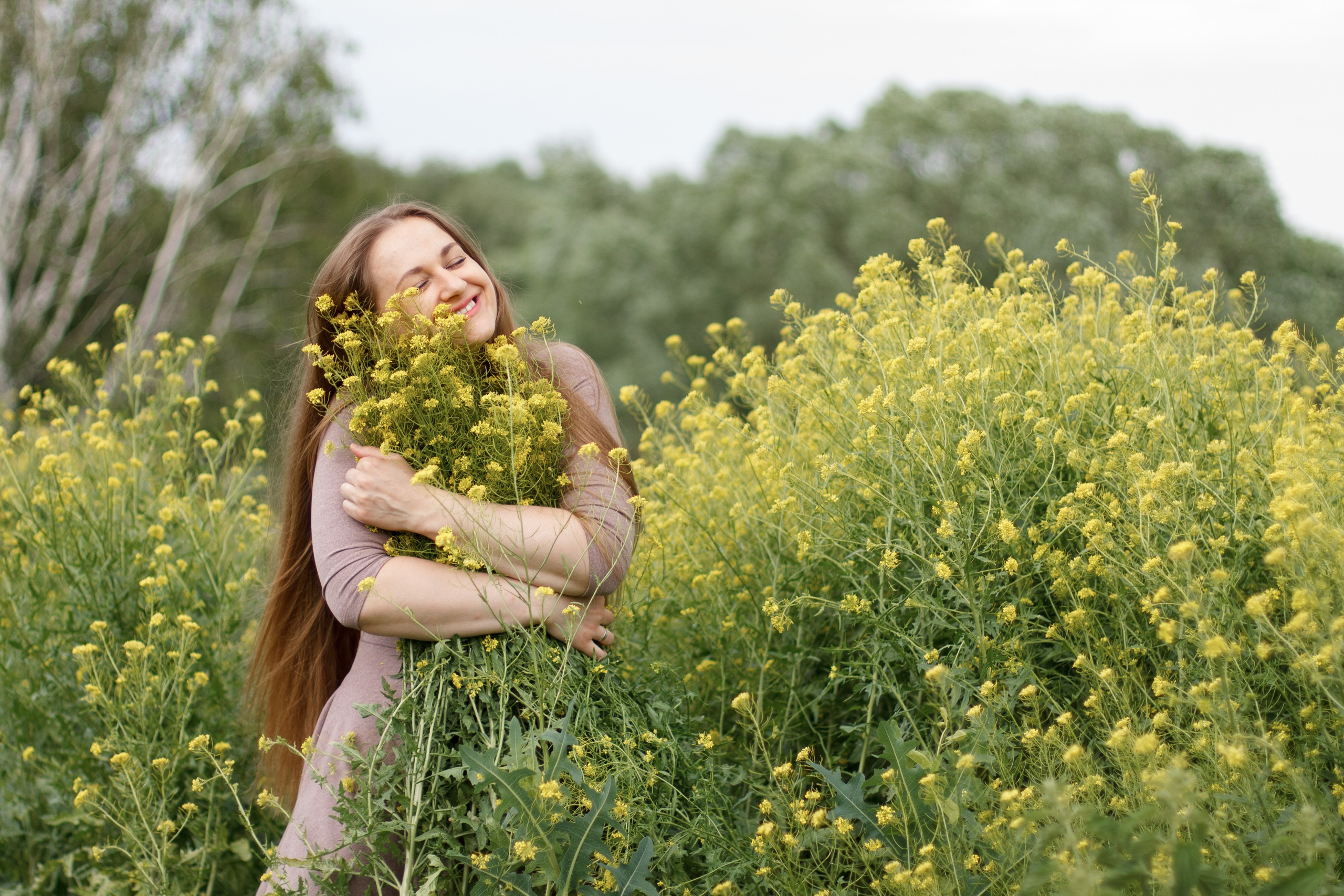 Фотосессия девушки летом, девушка с длинными волосами с желтыми цветами