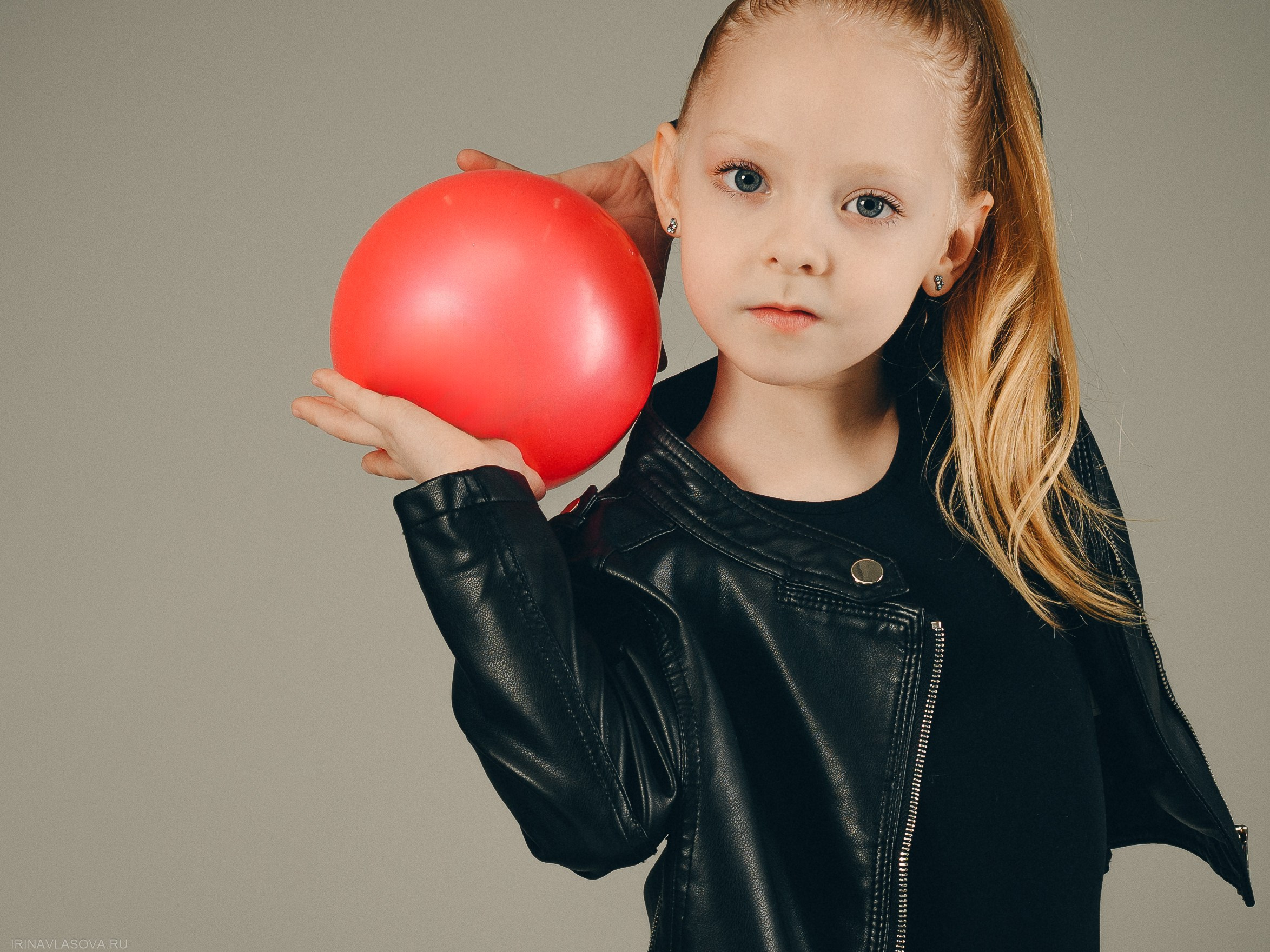 гимнастка с мячом топовый фотограф спортсменов