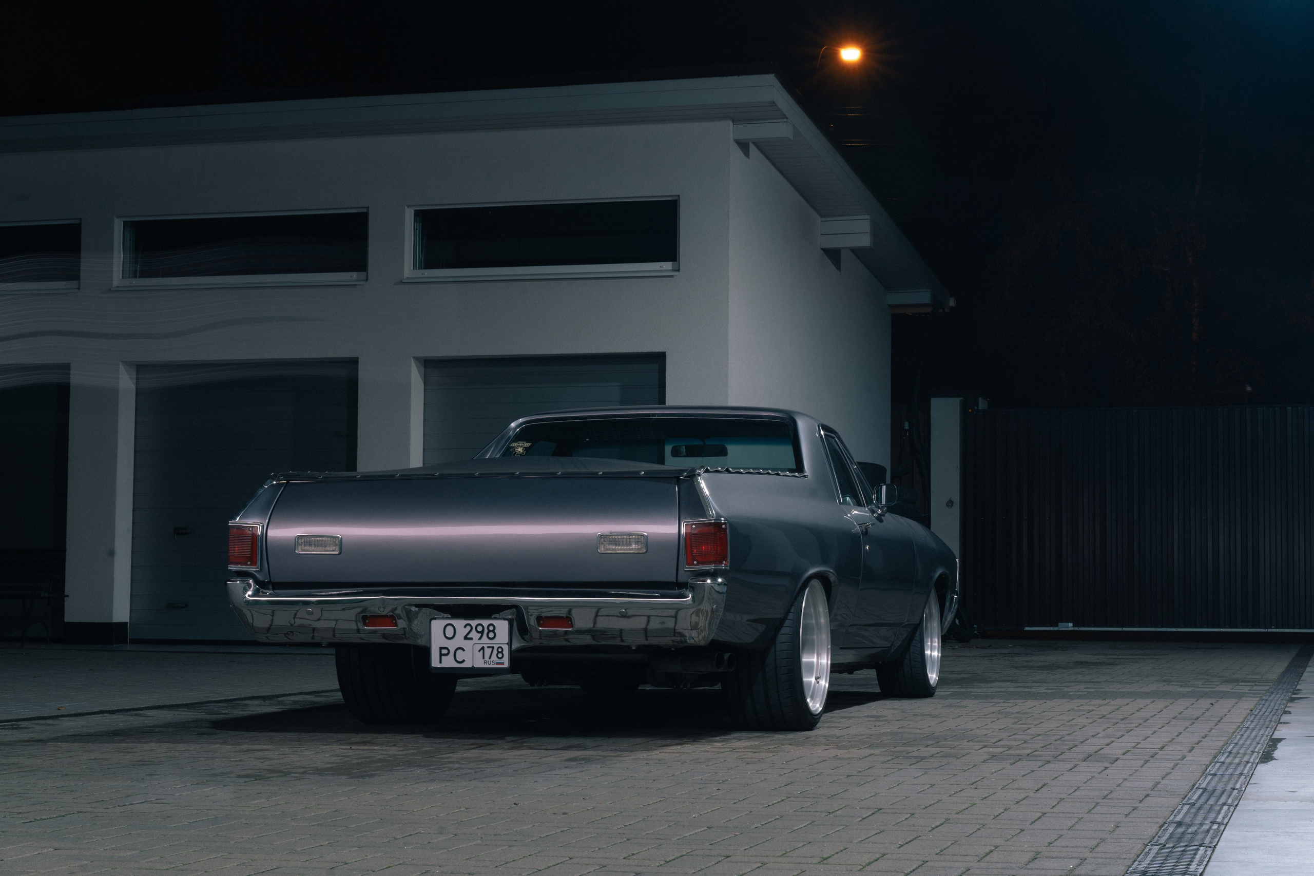 задняя часть старого шевроле пикап