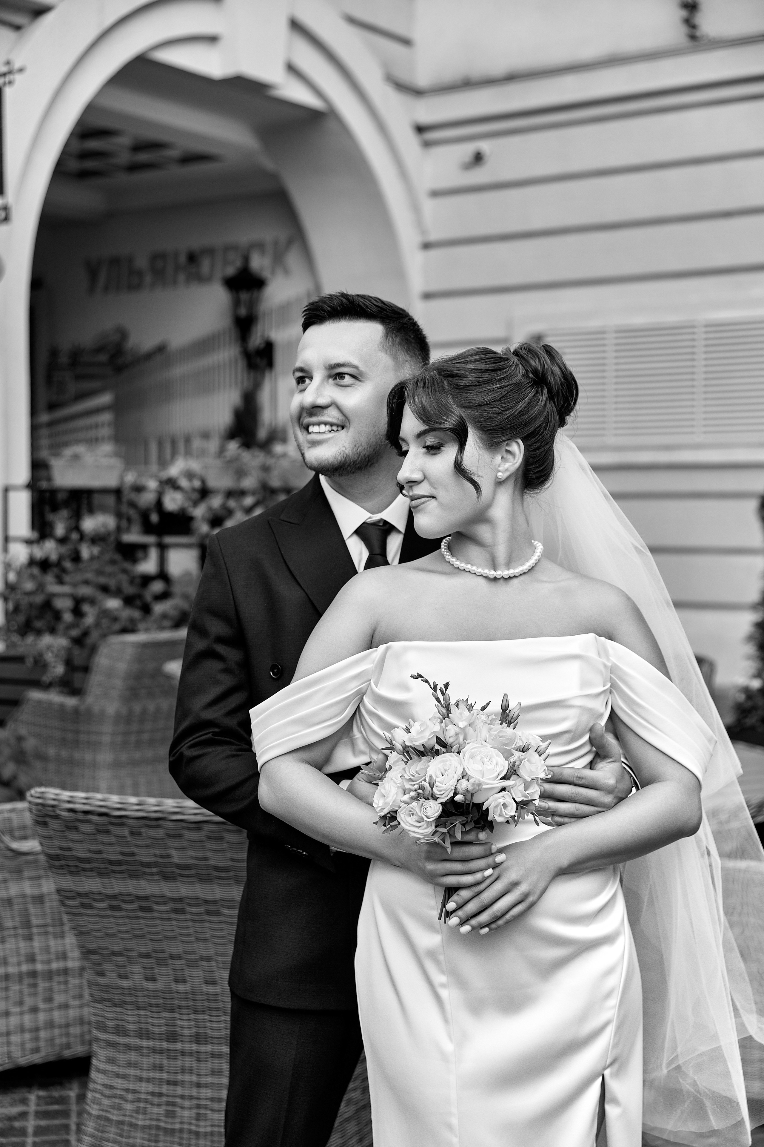 Искренние эмоции жениха в момент, когда он впервые видит невесту в свадебном платье. Его взгляд полон любви и счастья, он с улыбкой смотрит на нее. Красивые свадебные позы молодоженов