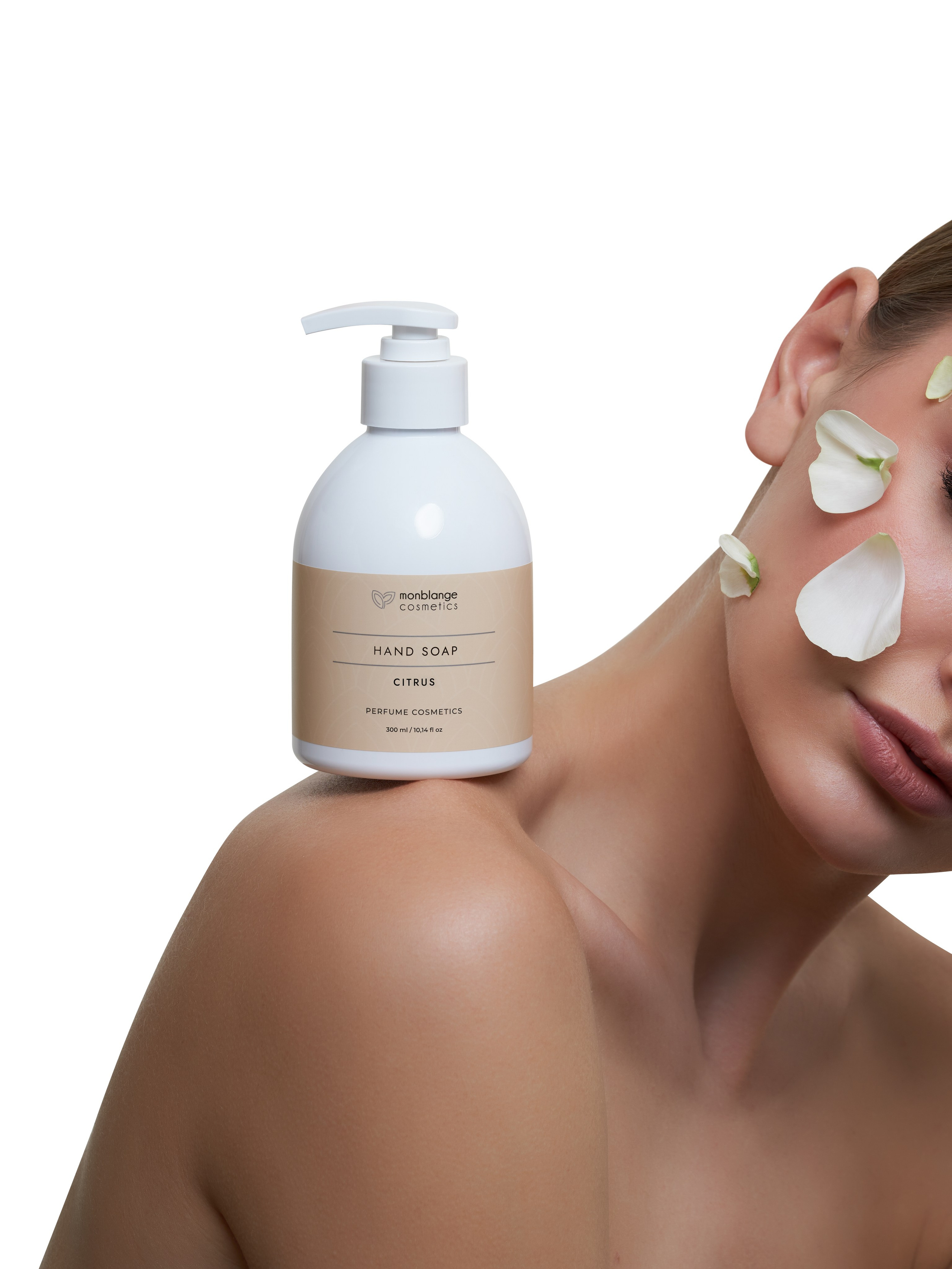 Мыло для рук стоит на плече девушки модели