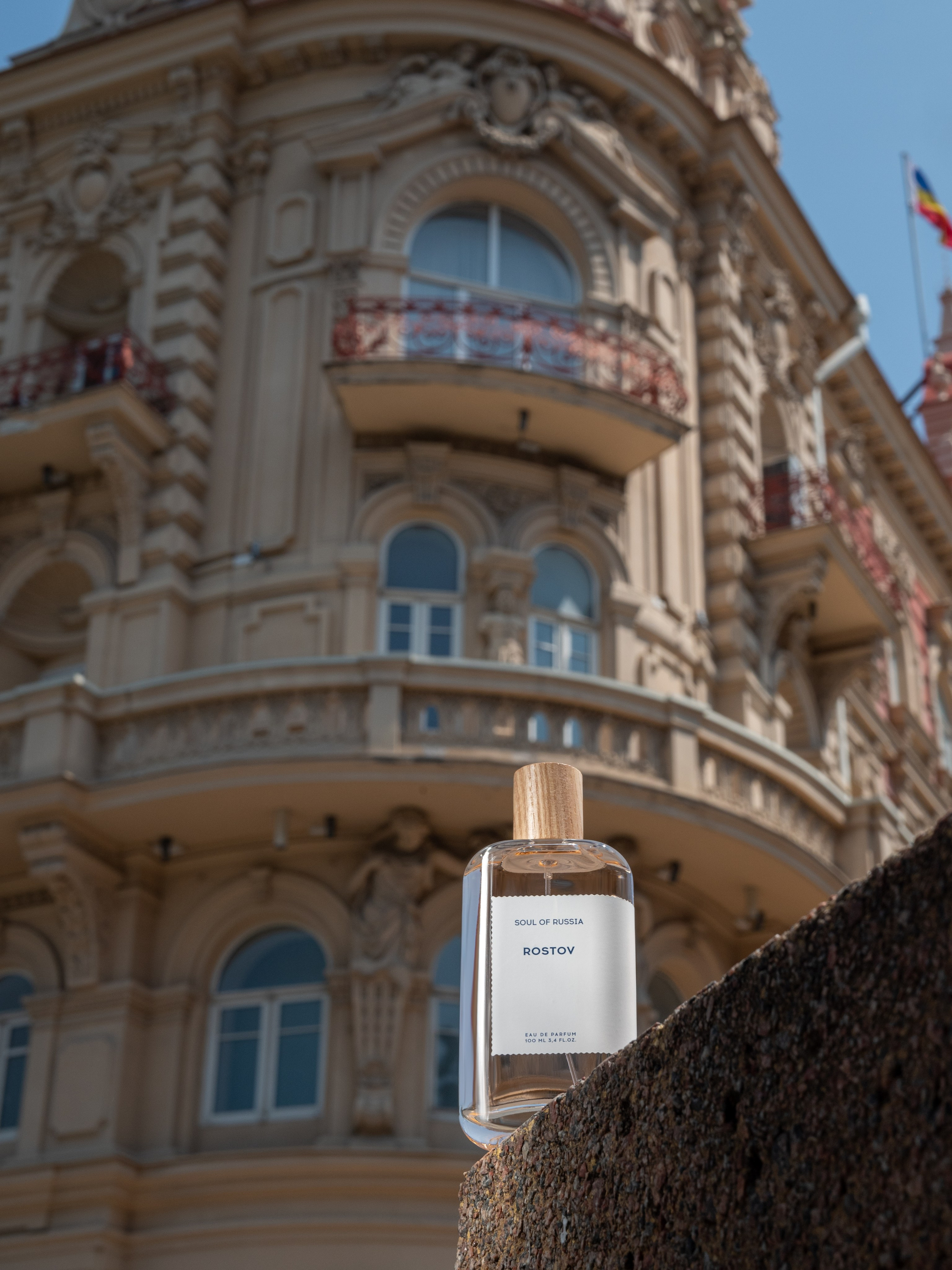 съёмка парфюма "Ростов-на-Дону" Soul of Russia на фоне здания Администрации города Ростов-на-Дону