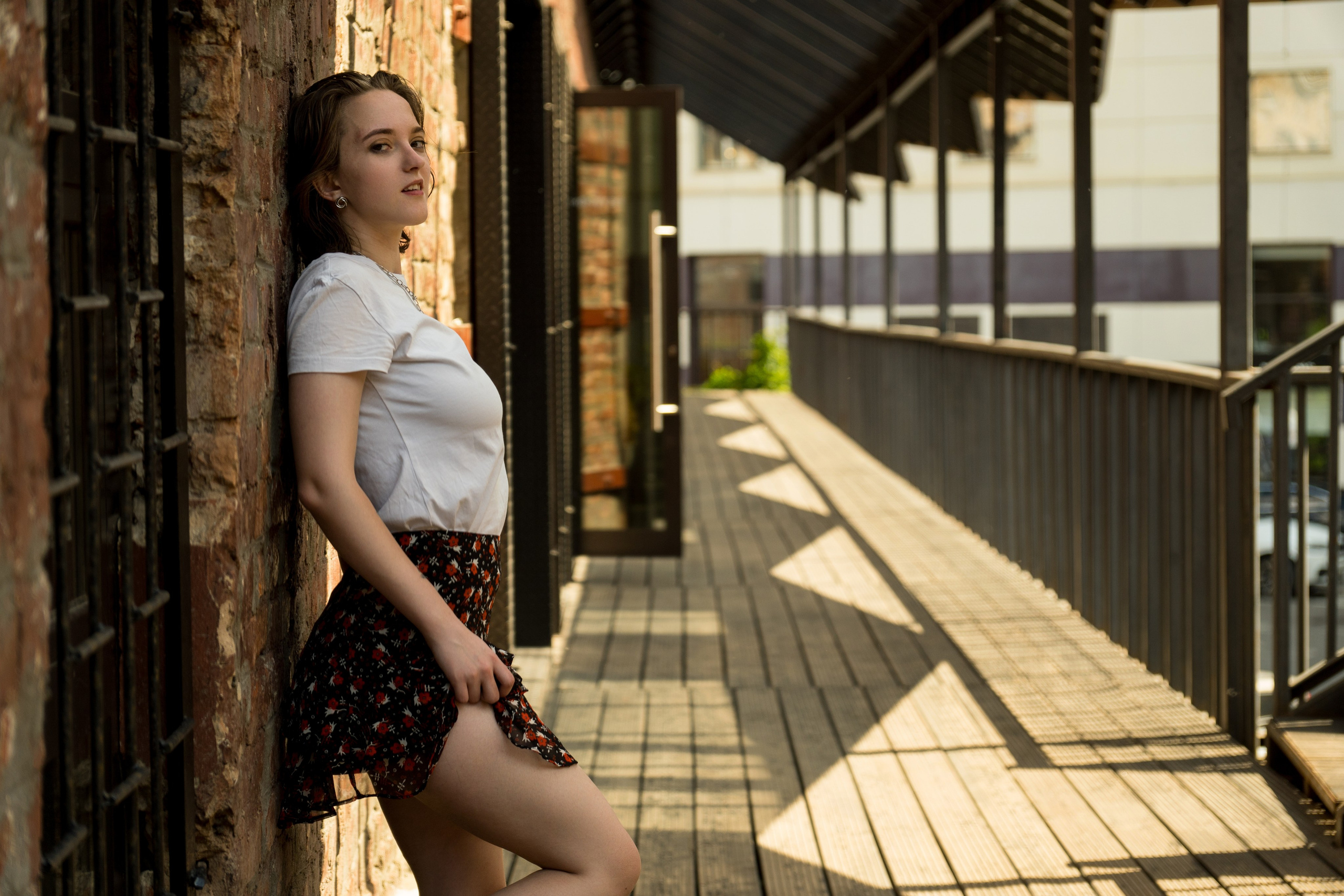 легкая летняя фотосессия девушки в юбке и футболке на улице Москвы