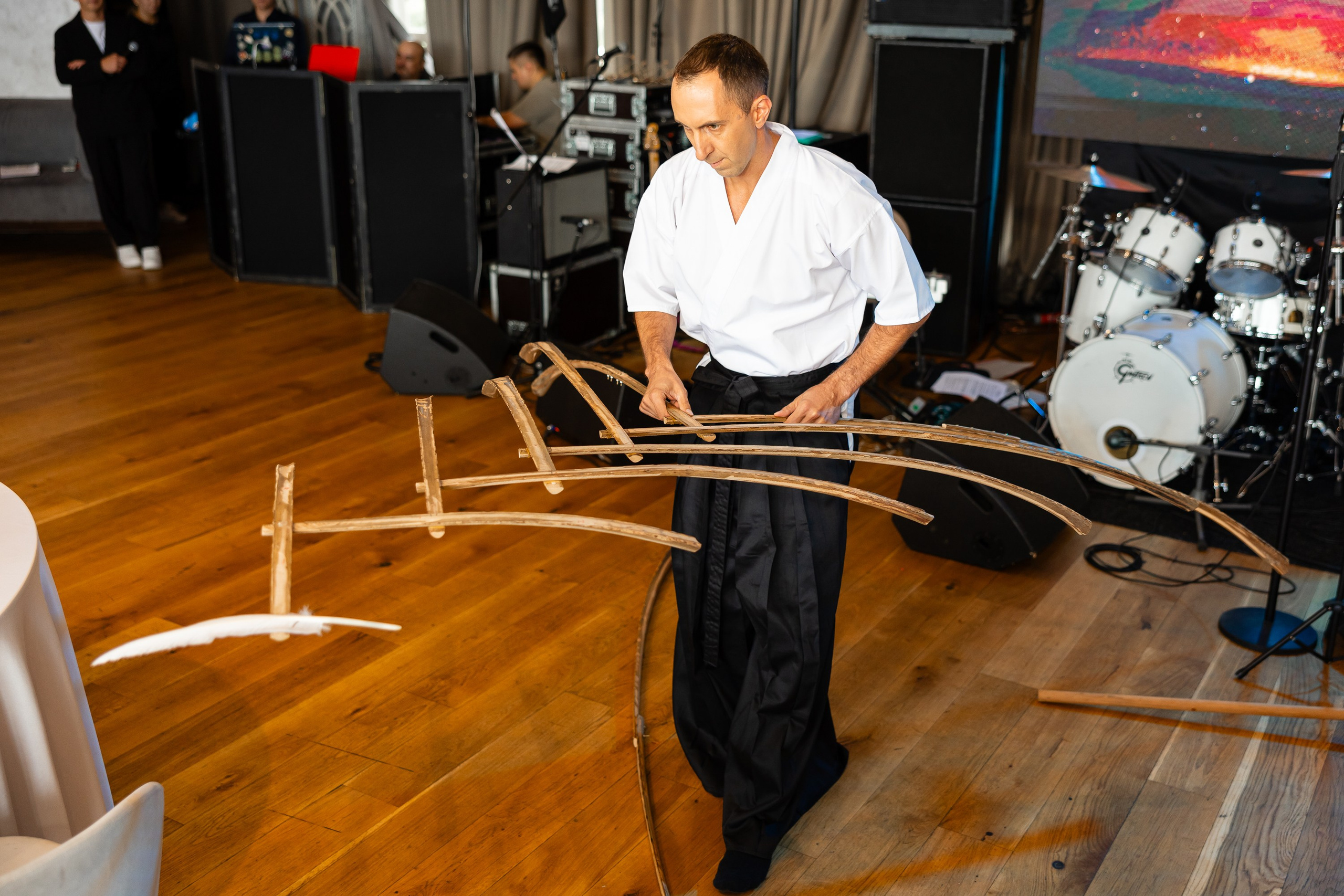 Артист исполняет номер с балансом пера