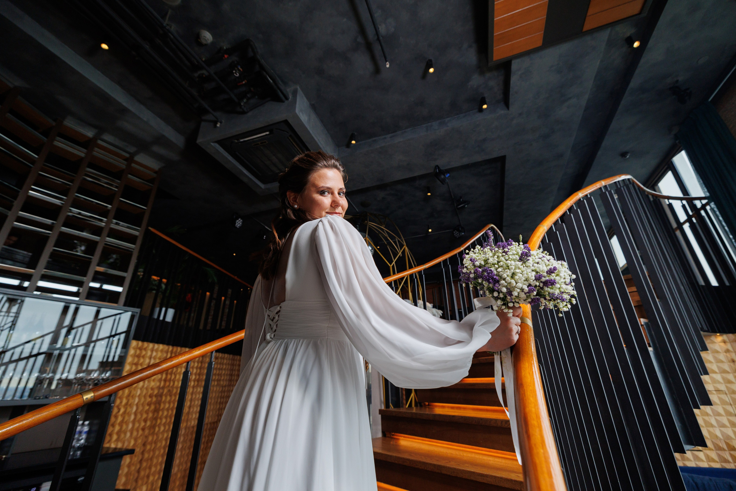 Фотограф на регистрацию в ЗАГС Москва Сити Birds Башня ОКО. Примеры фото, отзывы молодоженов и заявка на регистрацию через официальный сайт.