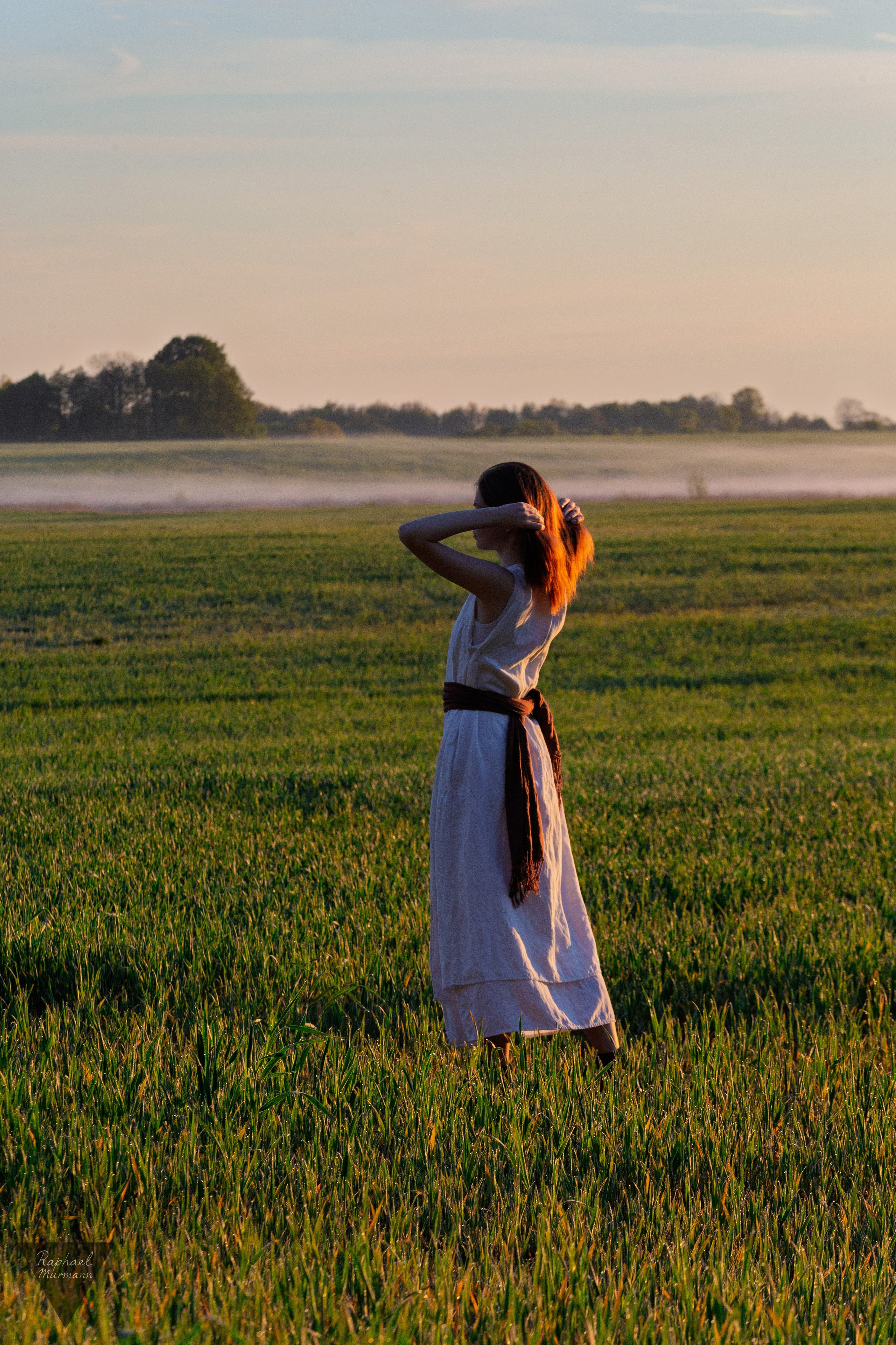 человек в поле минимализм / person in field minimalism nature photography