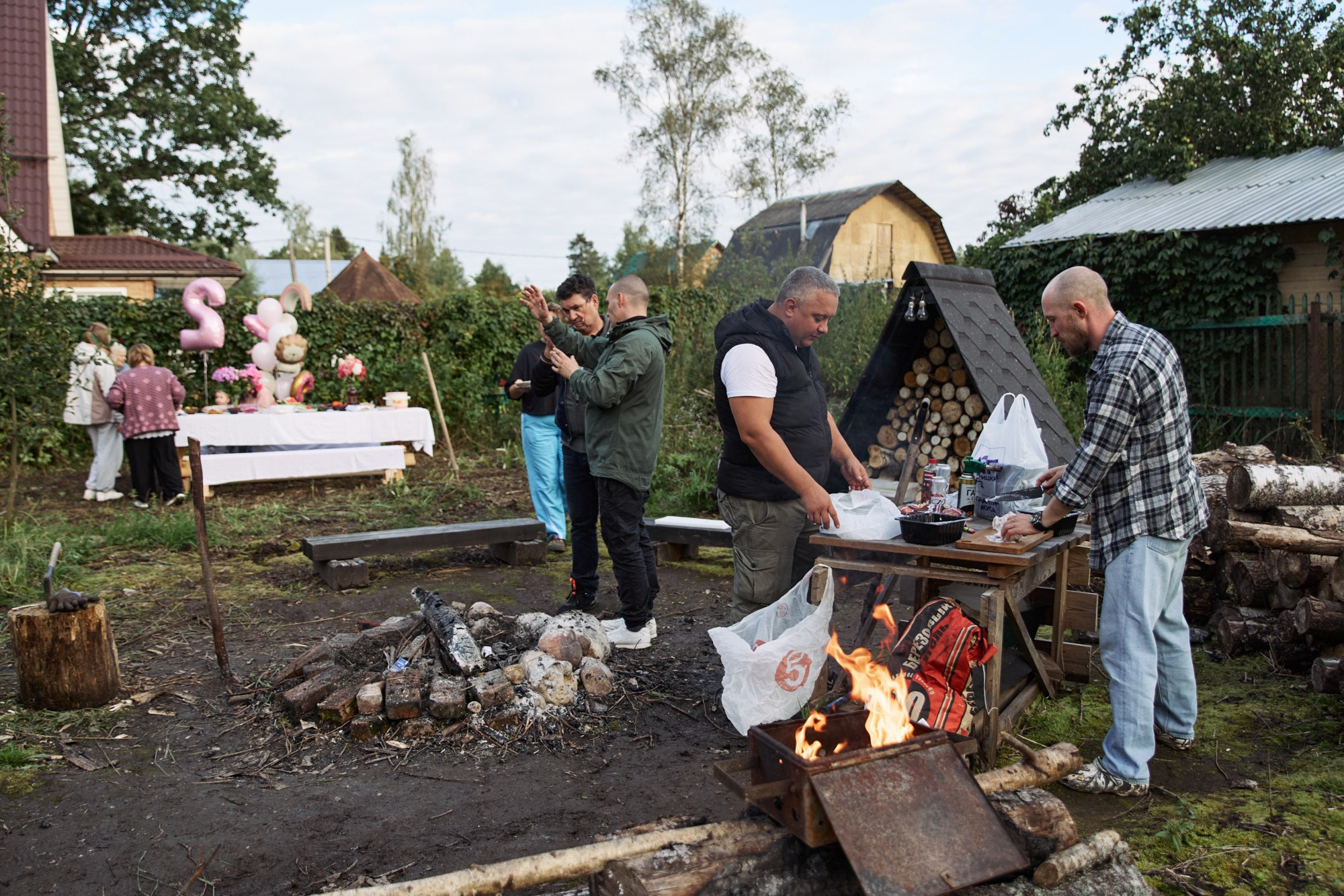 Фотограф на детский день рождения в Москве и Подмосковье: репортажная съемка живых эмоций на даче. Контентный и репортажный фотограф Виталий Кулешов | Москва