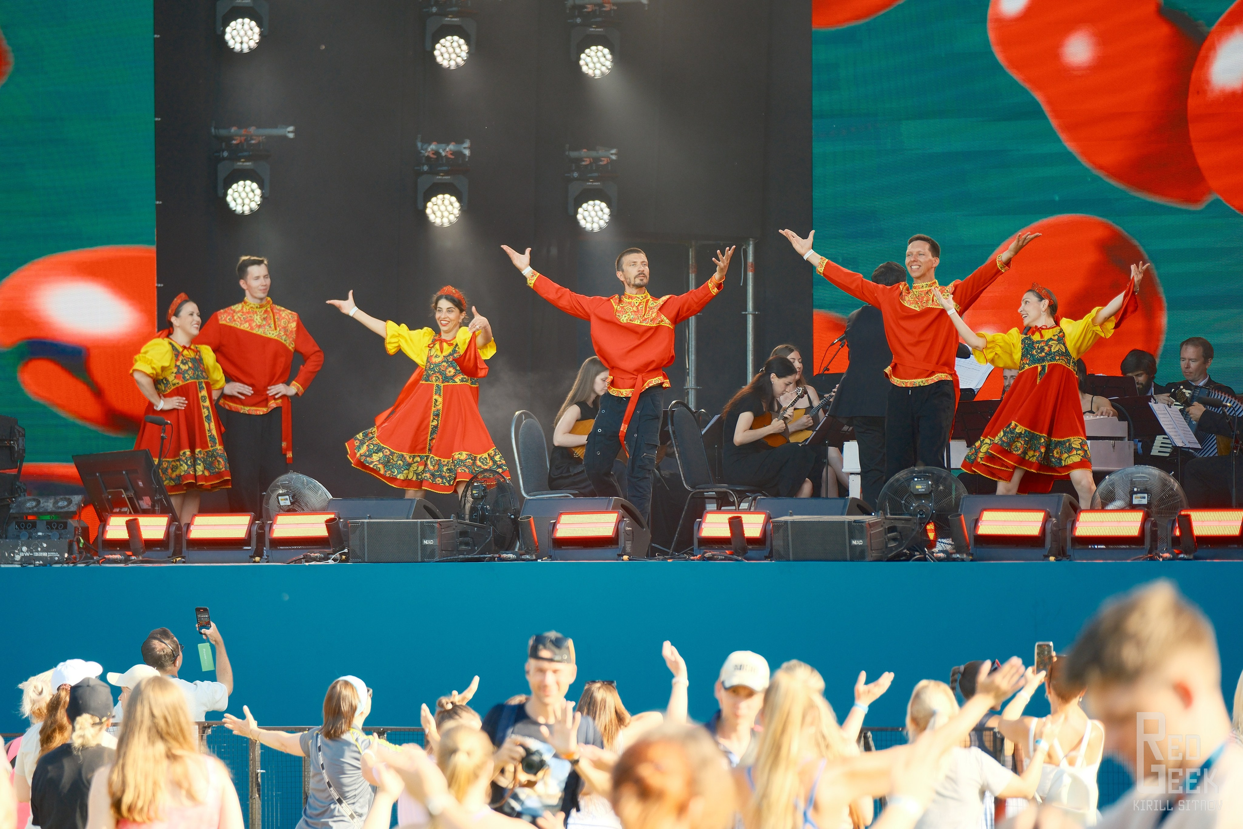 Концерт группы в русских народных костюмах на фестивале DDX Fitness 2025.