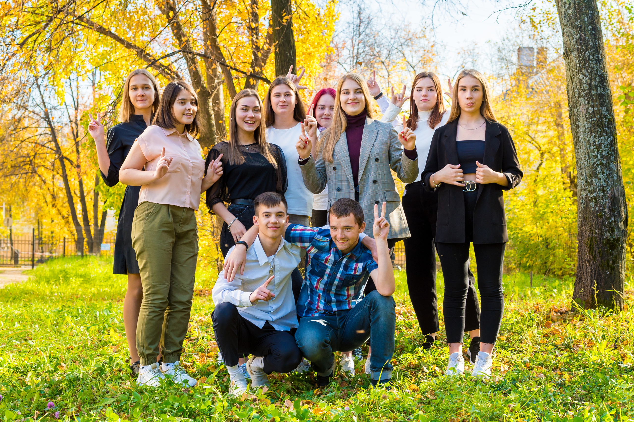 В школьном дворе, парке. Детский фотограф в Екатеринбурге и Берёзовском Евгений Кондаков