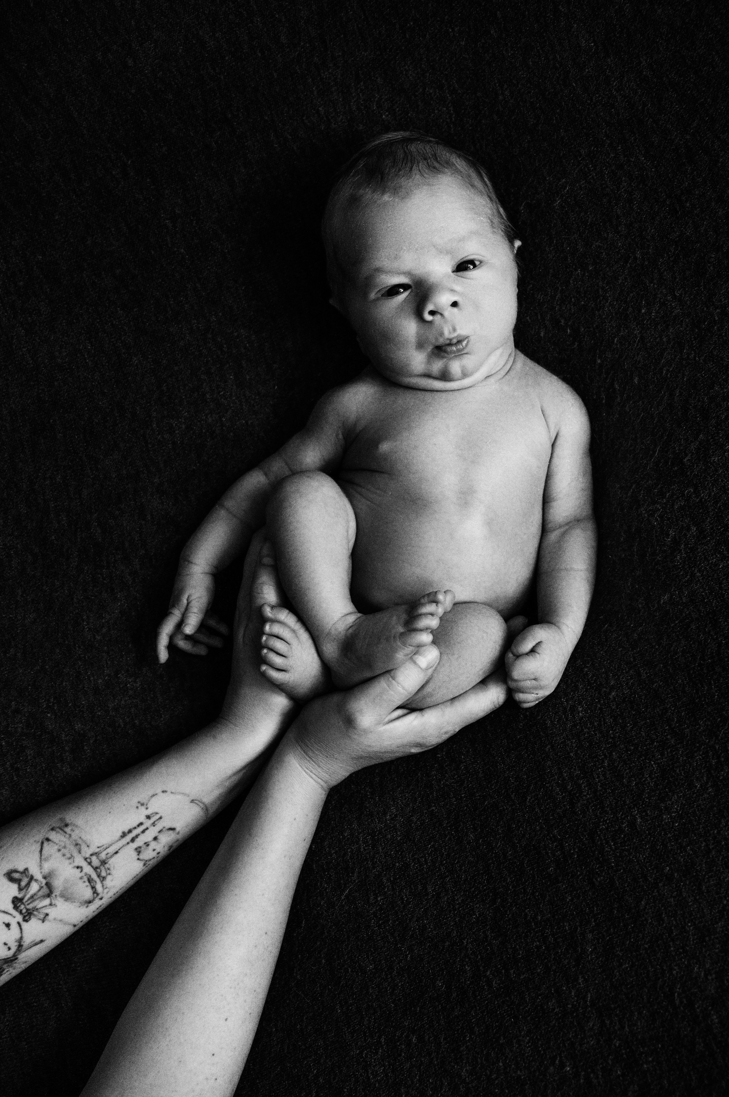 Черно белые фото. Фотограф новорожденных малышей в Санкт-Петербурге