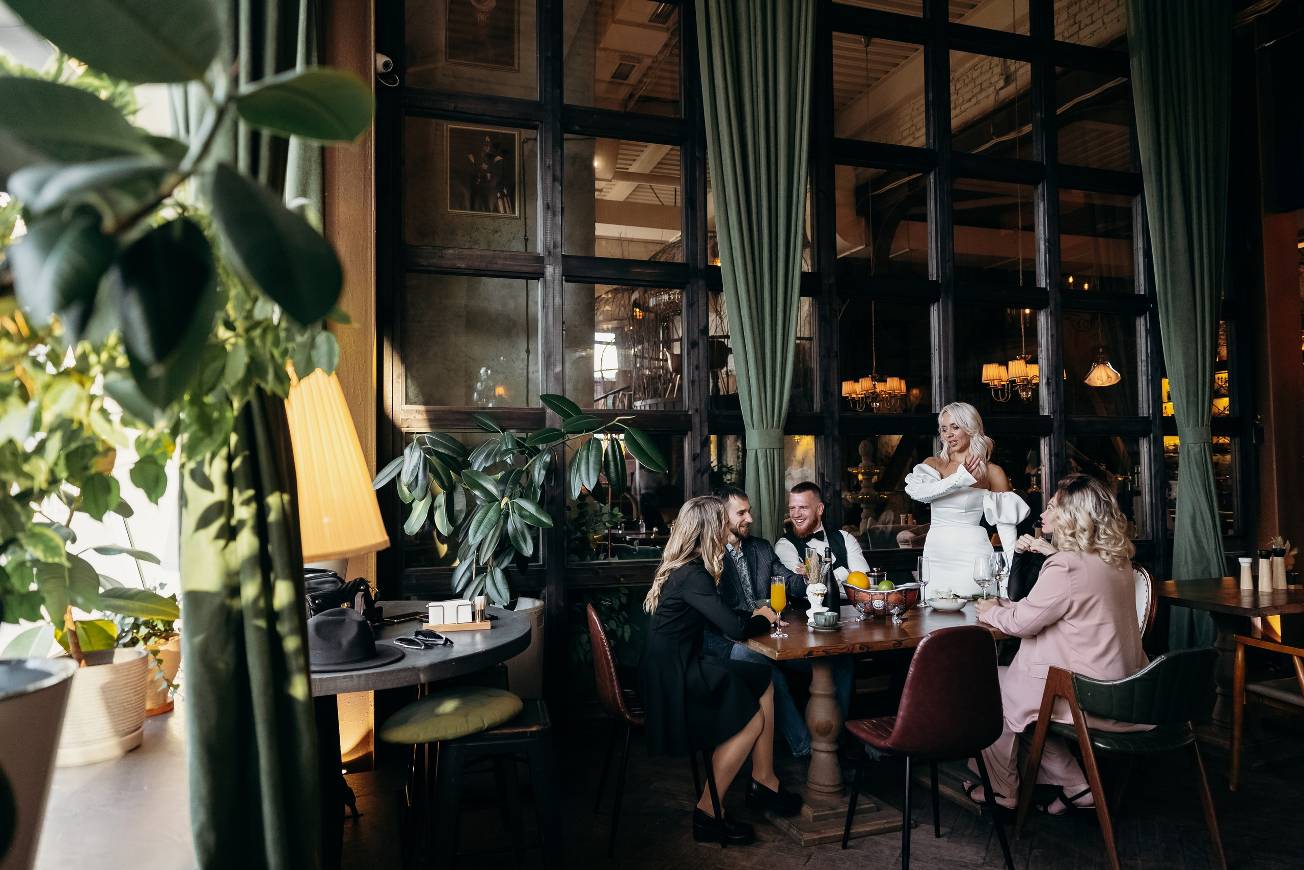 Александр и Елена (сборы, ресторан). Фотограф свадебный семейный в Красноярске Шукшина Наталья