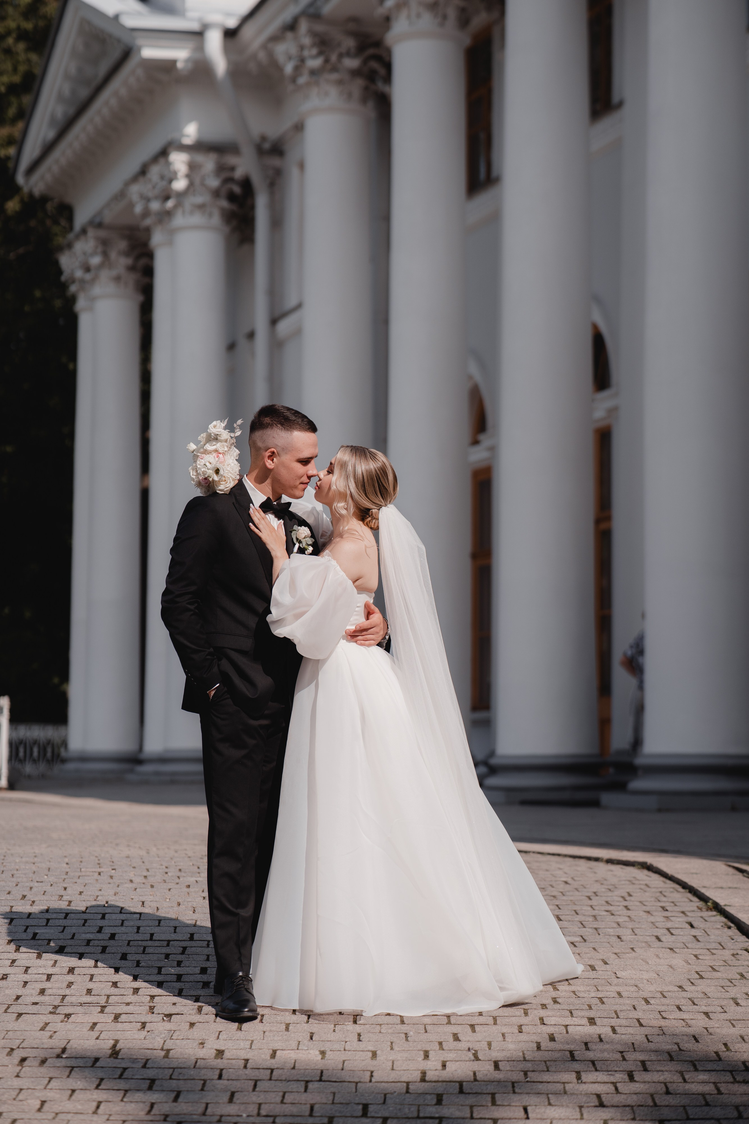 невеста и жених на свадебной фотосессии на Елагином острове у Елагина дворца летом