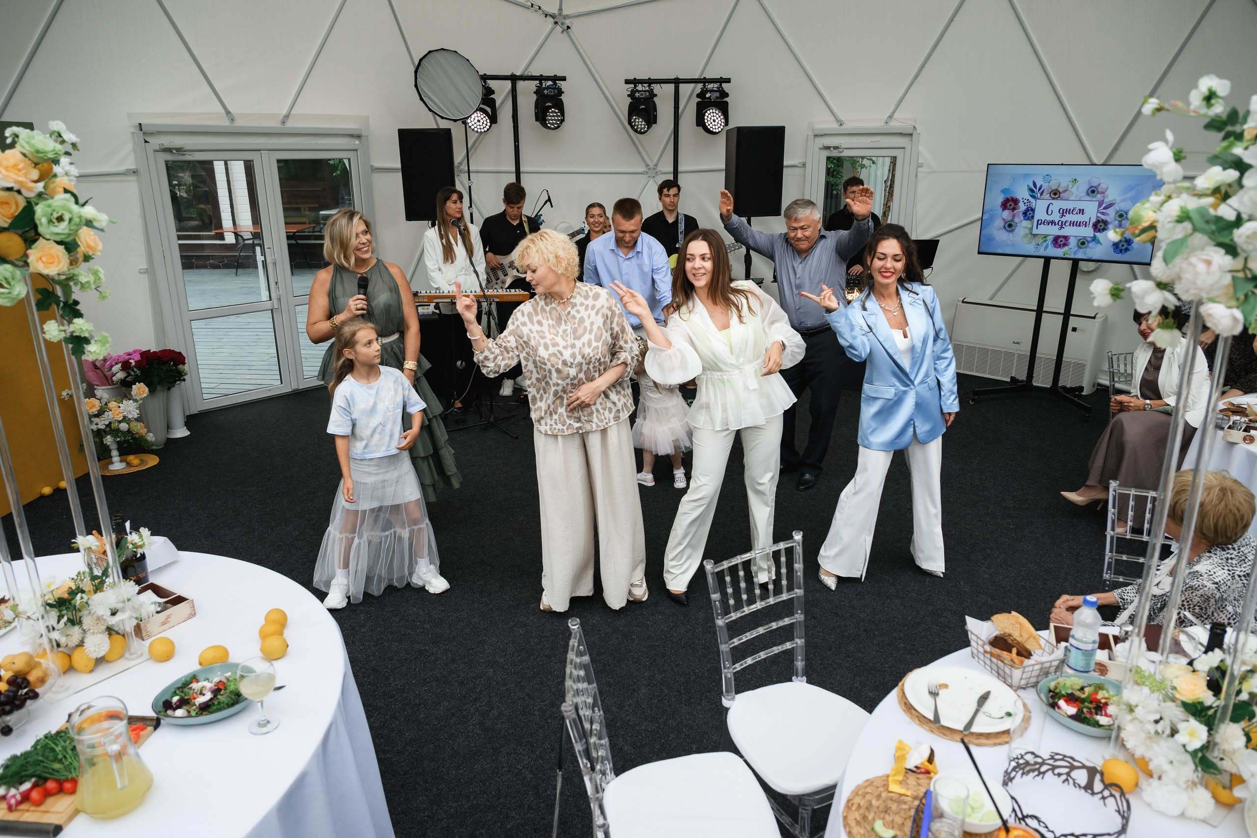 Фотосъемка дня рождения на фазенде в Петропавловске-Камчатском. Организация праздника на фазенде в Петропавловске-Камчатском. Яркая фотосессия дня рождения на природе в Петропавловске-Камчатском. Запечатленные эмоции и друзья в день рождения в Петропавловске-Камчатском. Стоимость фотосъемки дня рождения в Петропавловске-Камчатском.