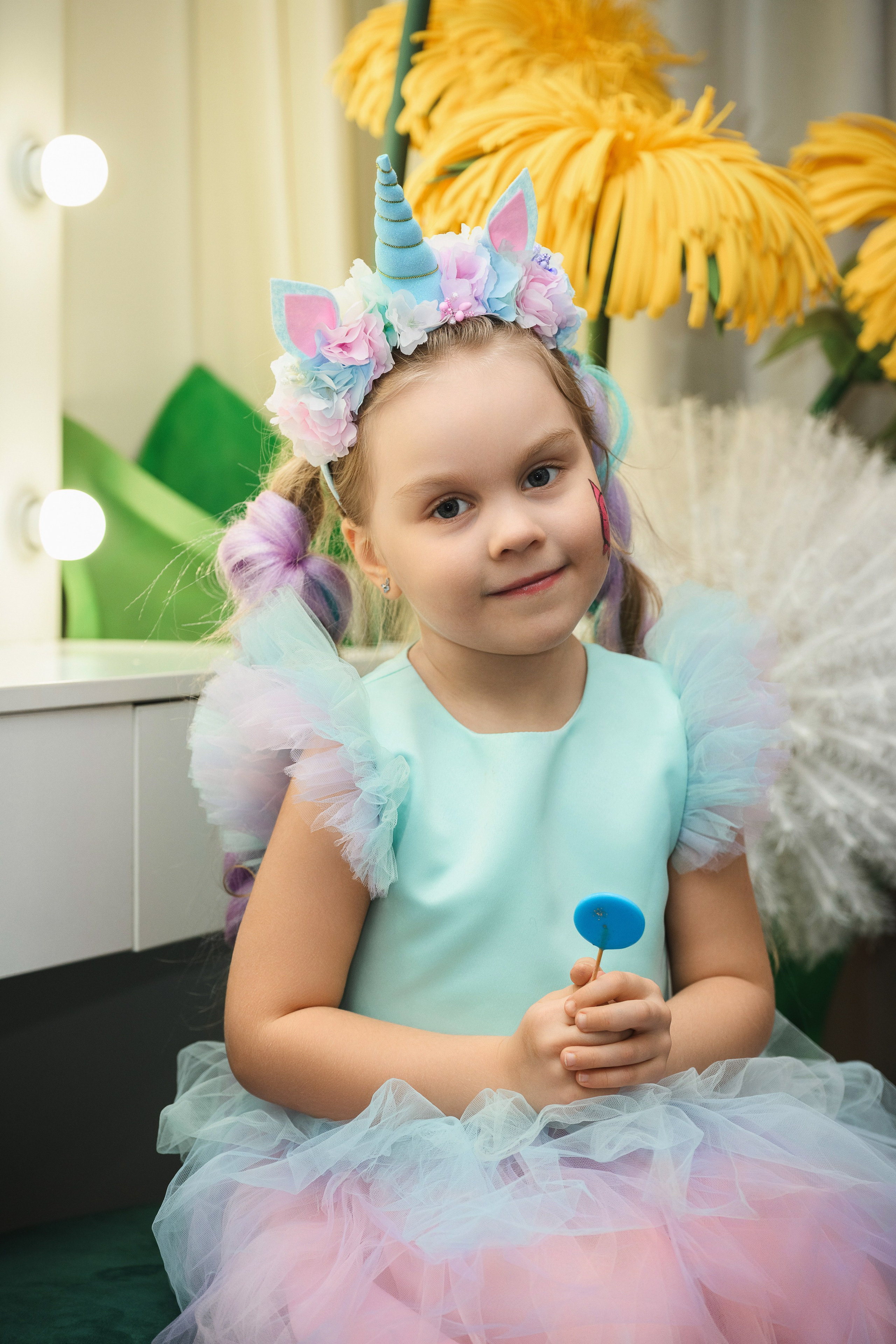 Когда заказывают фотографа на День рождения, обычно подразумевают репортажную съемку, но я не ограничиваю себя одним стилем. Портрет с Вашим ребёнком займет свое место в семейном архиве.