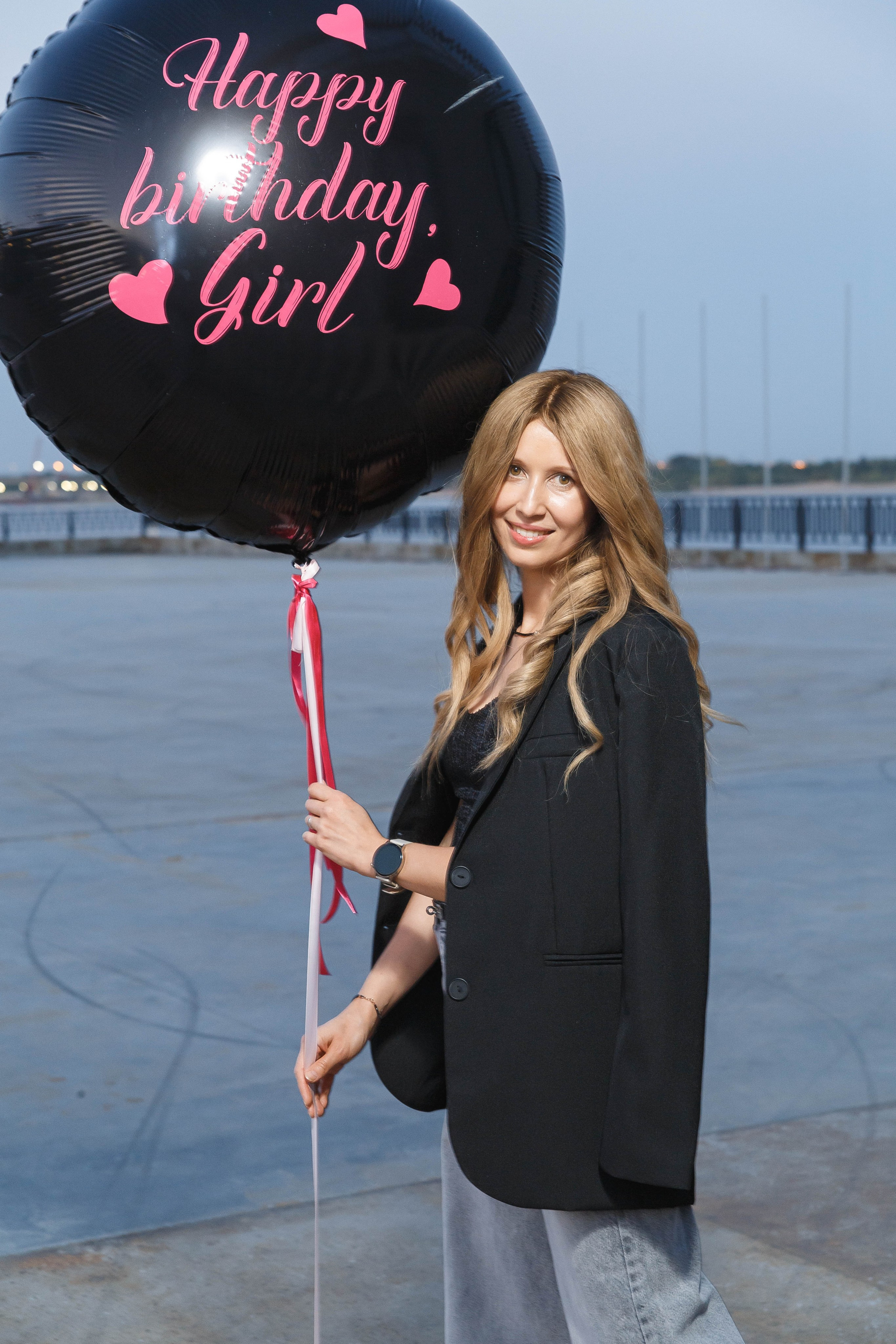 День рождения Оксаны: подруги, набережная, торт, шампанское. Событийный фотограф Максим Бескоровайновнов