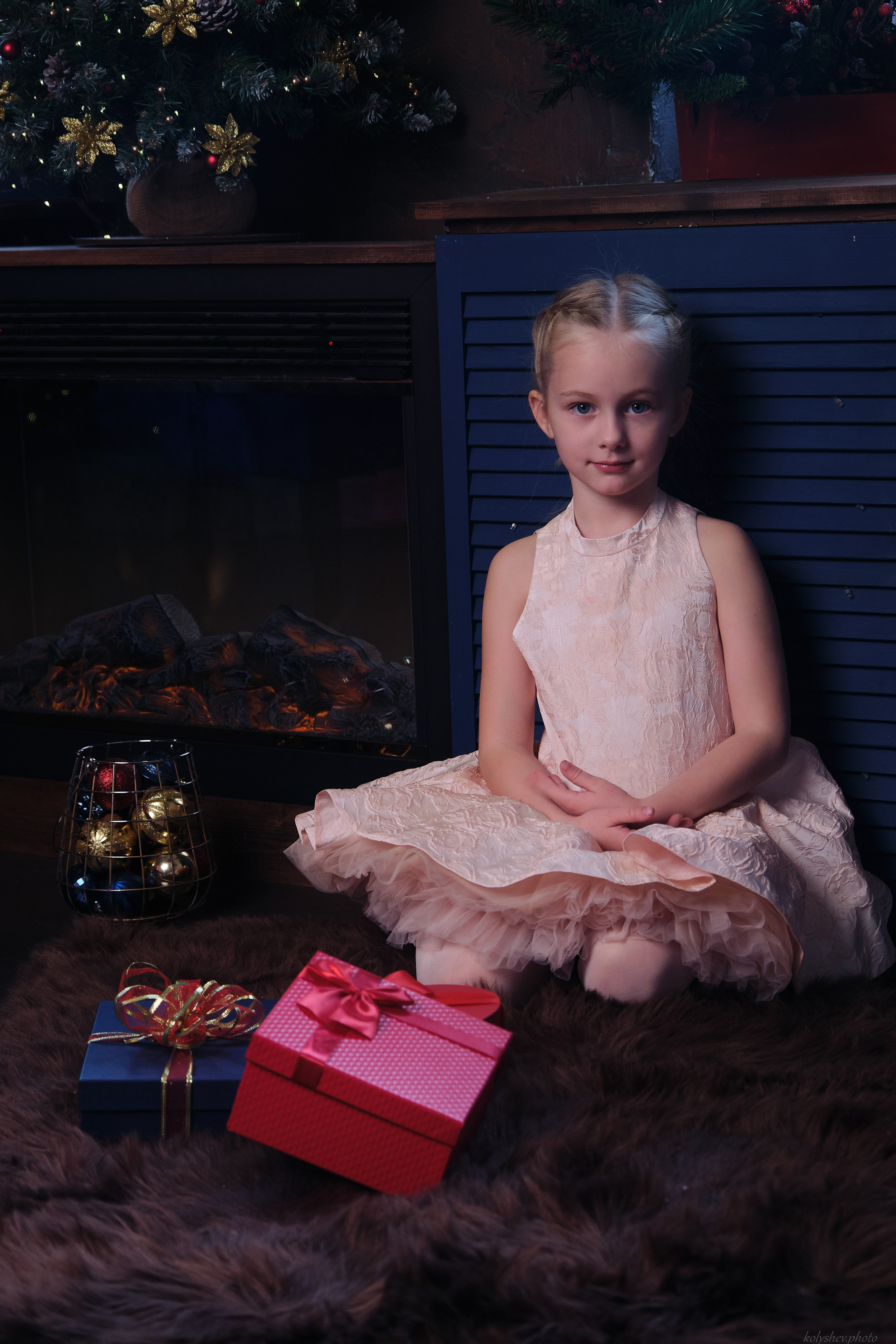 Семейная фотосессия мамы и дочек в студии в Москве фотограф Колышева Виктория. Портретный фотограф на новый год в Москве Виктория Колышева