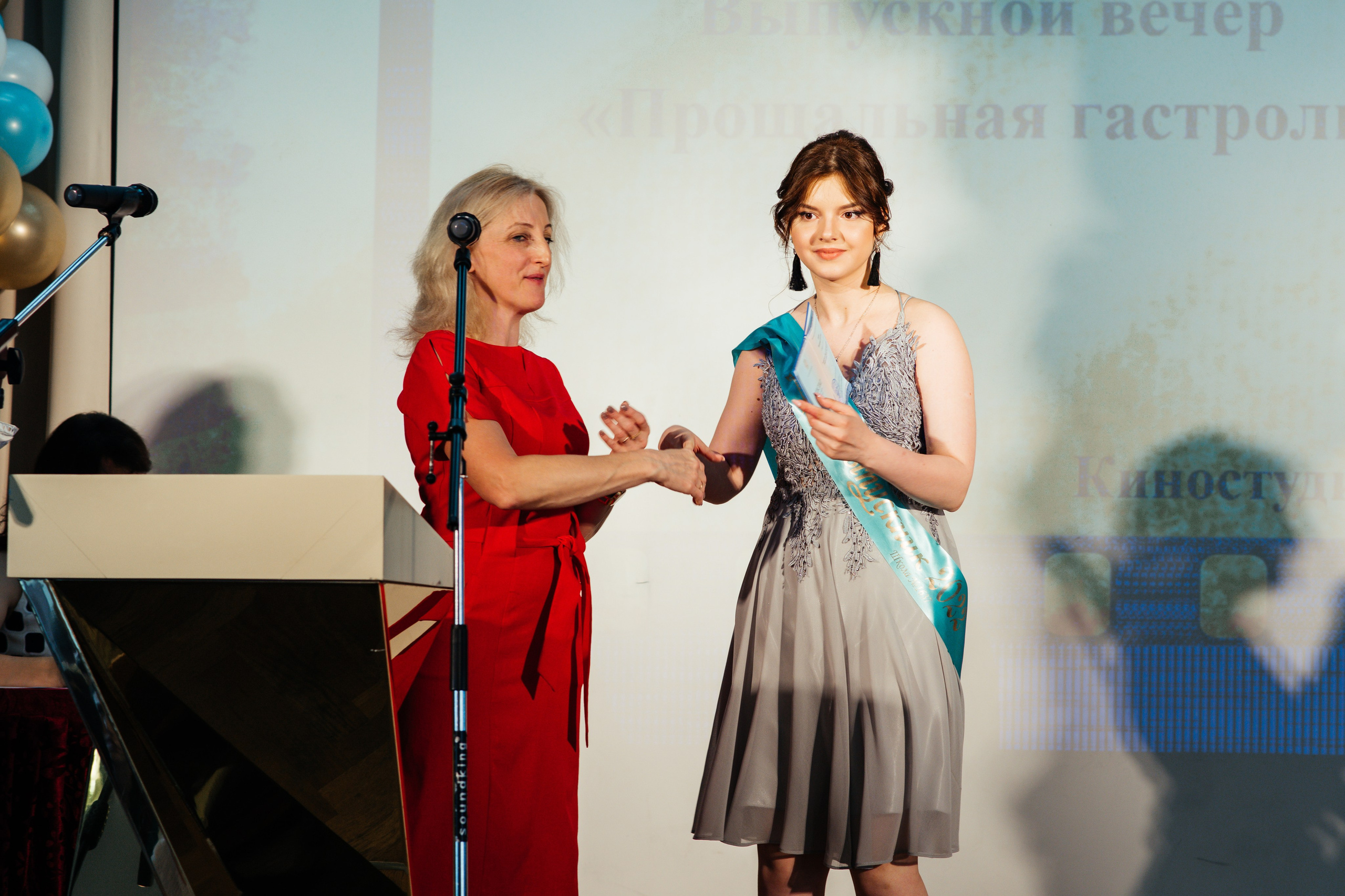 Вручение аттестатов. Выпускные альбомы в Подольске Москве и МО