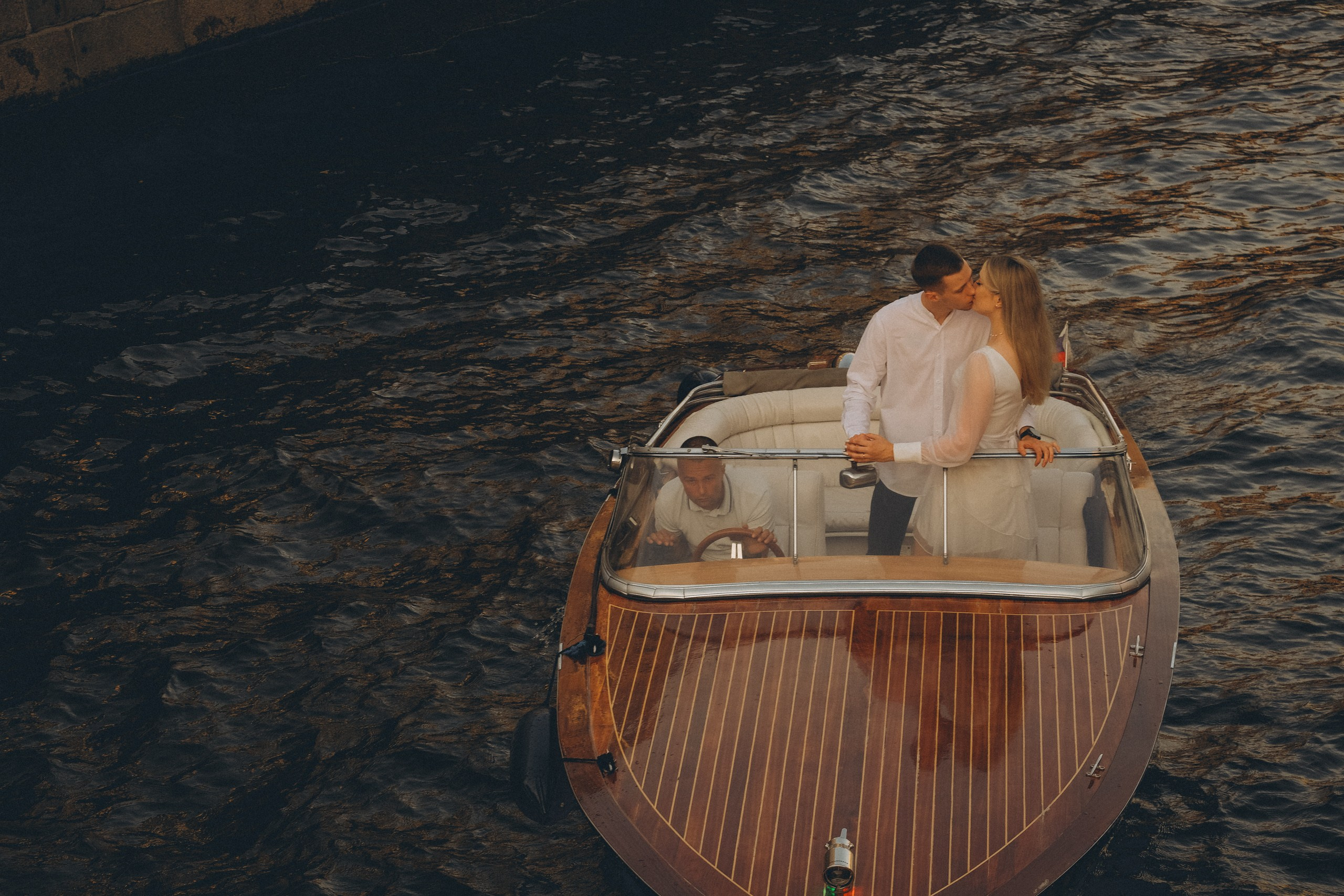 СВАДЕНБНАЯ СЬЕМКА НА КАТЕРЕ ПО КАНАЛАМ САНКТ-ПЕТЕРБУРГА И В АКВАТОРИИ НЕВЫ. Профессиональный фотограф, Санкт-Петербург — Виктория Богомолова