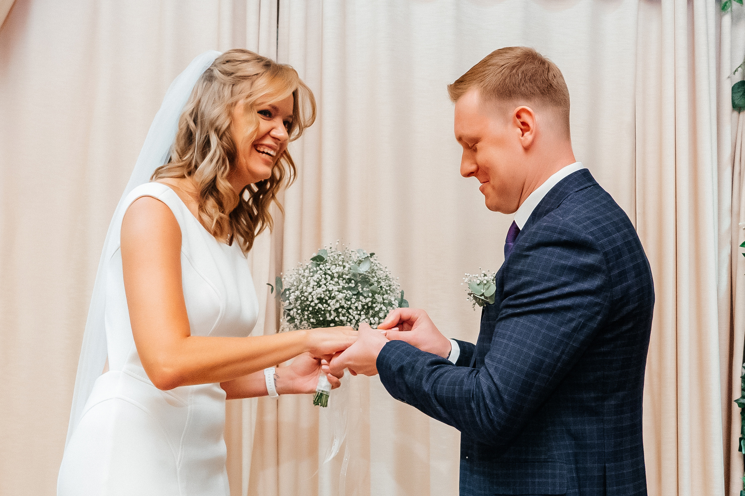 Свадебная фотосессия на крыше Москва-сити. Свадебный и репортажный фотограф-видеограф Москва и Московская область