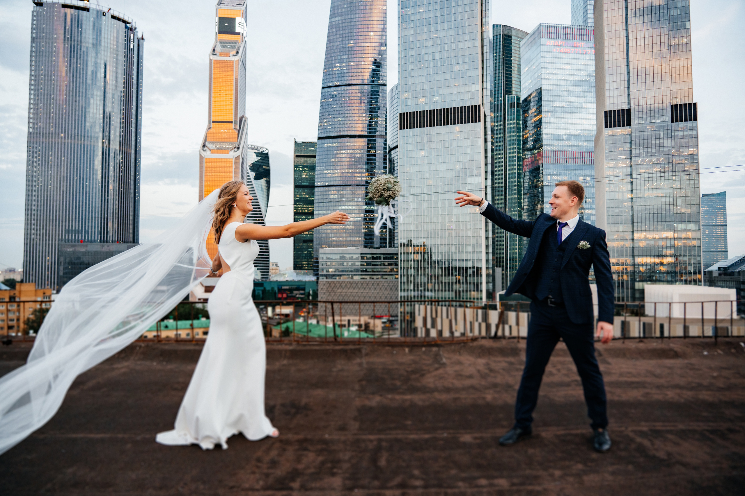 Свадебная фотосессия на крыше Москва-сити. Свадебный и репортажный фотограф-видеограф Москва и Московская область