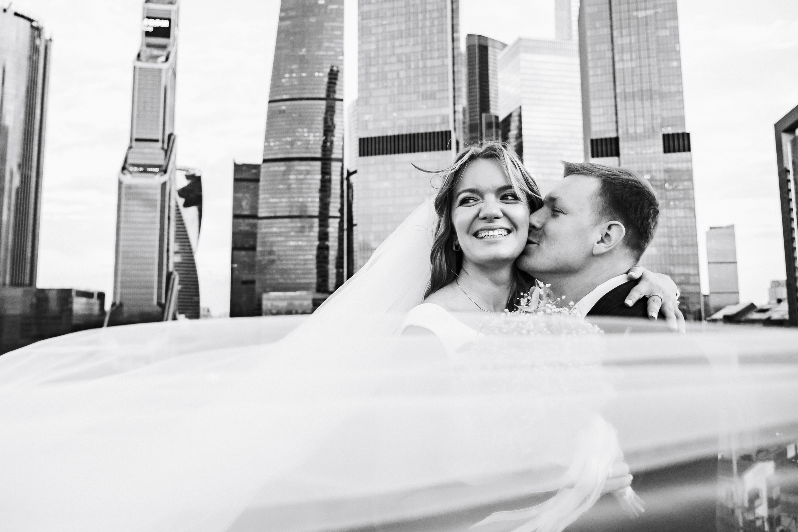 Свадебная фотосессия на крыше Москва-сити. Свадебный и репортажный фотограф-видеограф Москва и Московская область