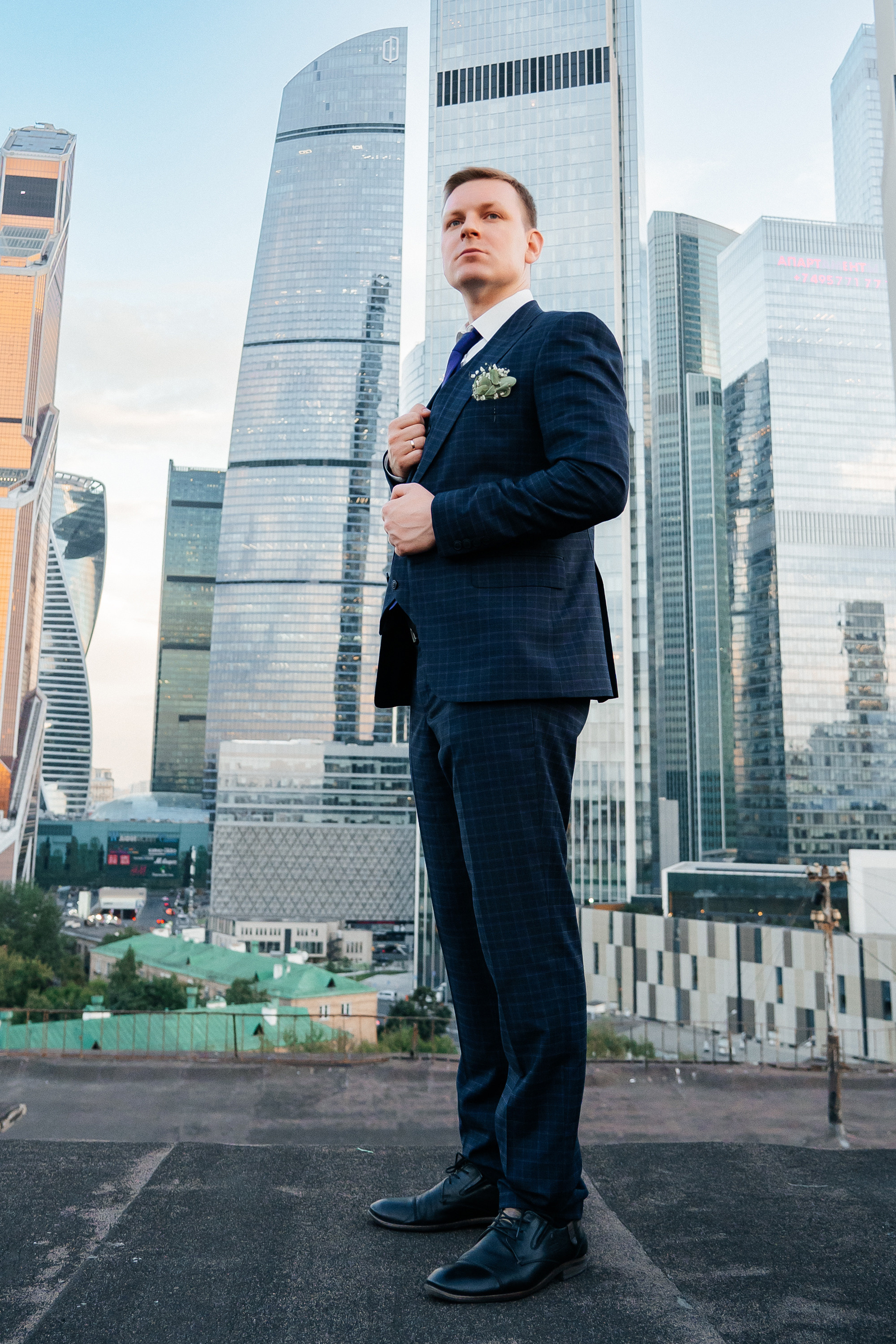 Свадебная фотосессия на крыше Москва-сити. Свадебный и репортажный фотограф-видеограф Москва и Московская область