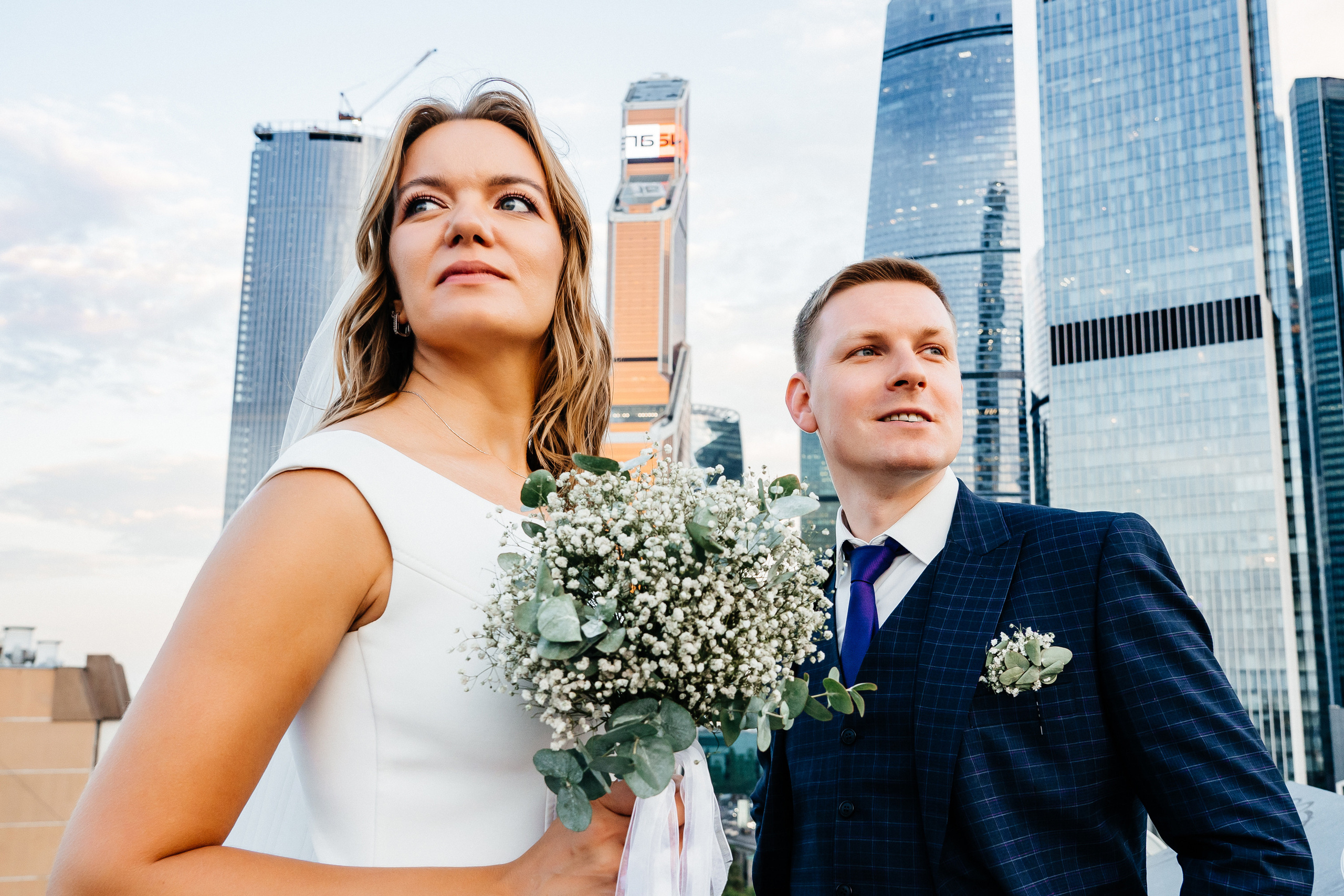 Свадебная фотосессия на крыше Москва-сити. Свадебный и репортажный фотограф-видеограф Москва и Московская область