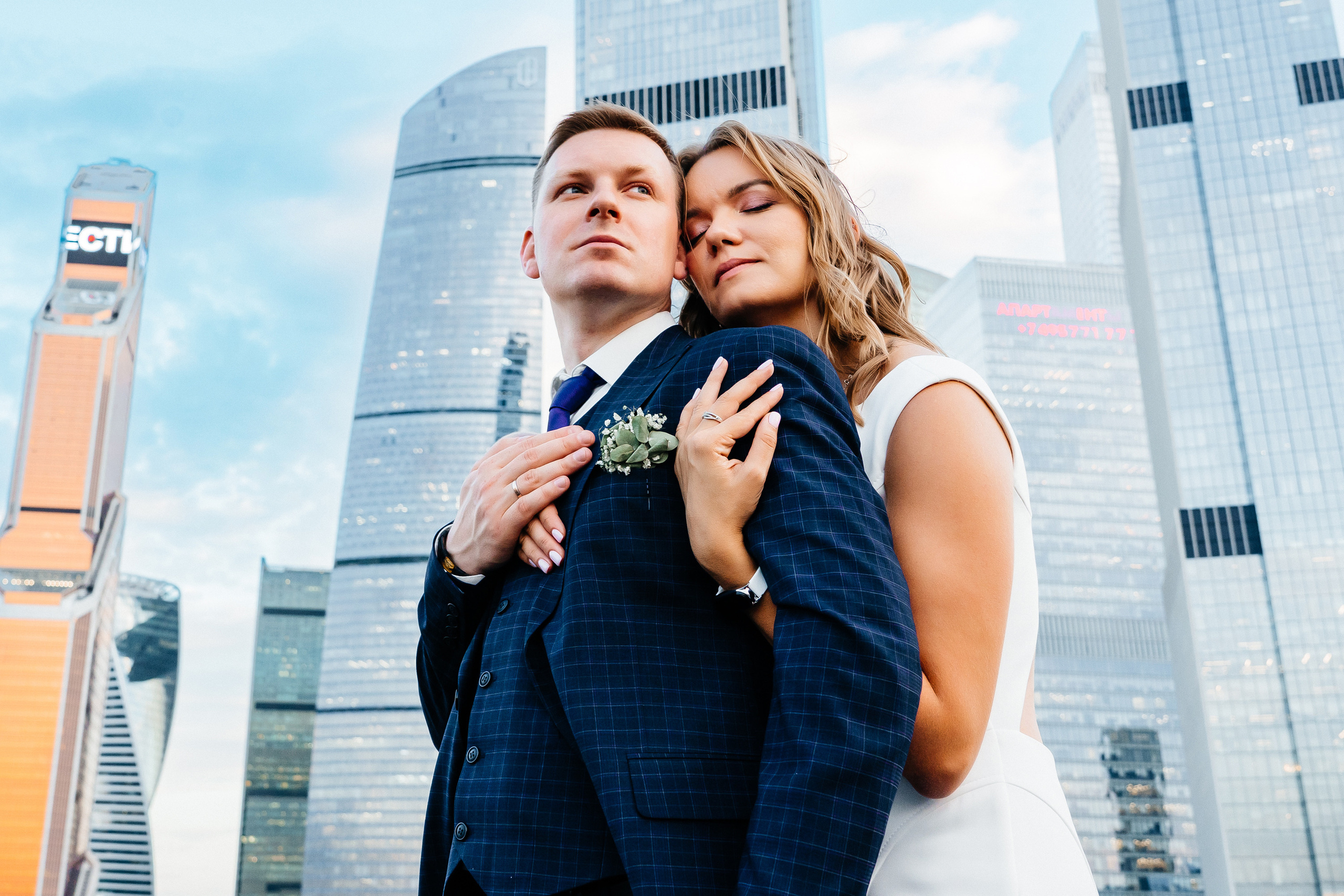 Свадебная фотосессия на крыше Москва-сити. Свадебный и репортажный фотограф-видеограф Москва и Московская область