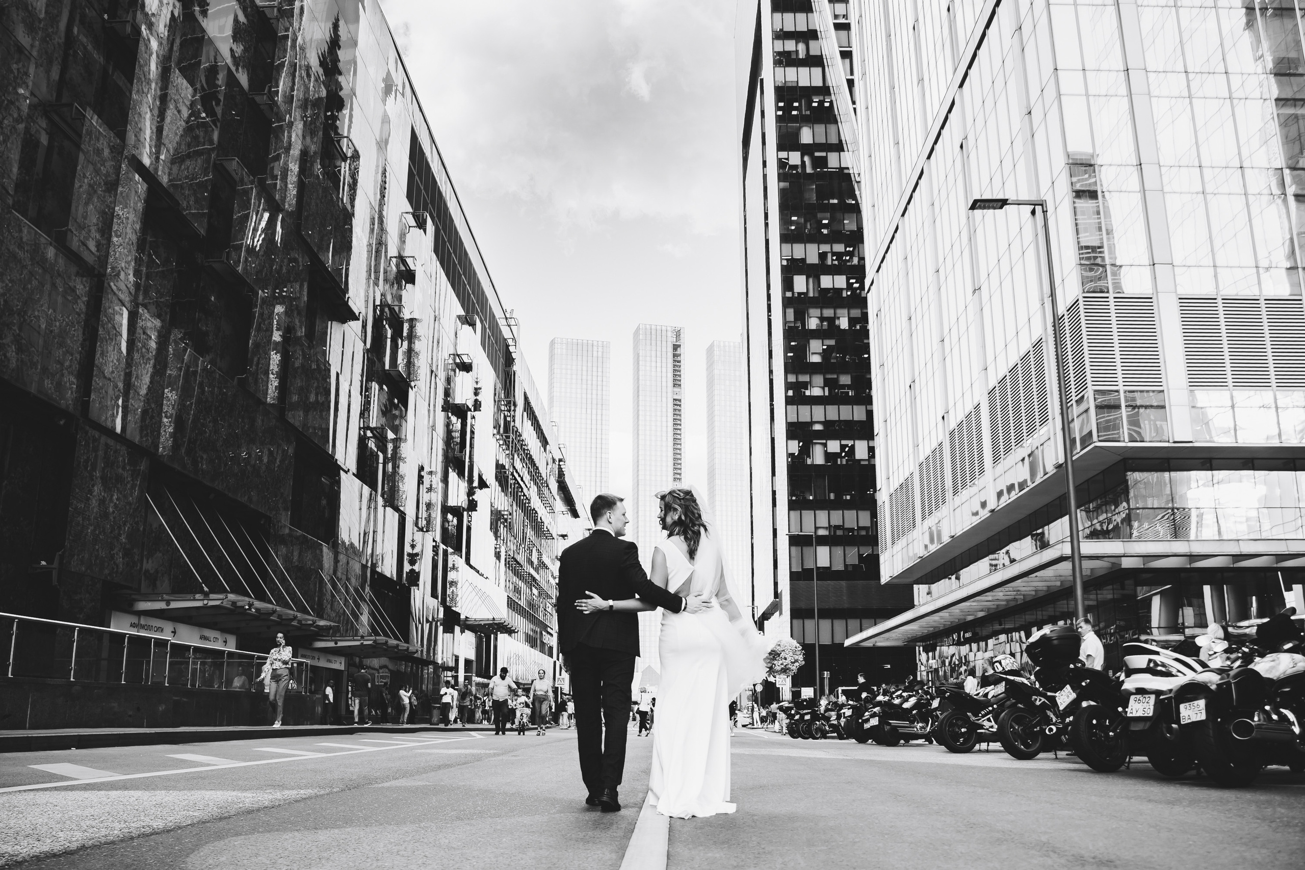 Свадебная фотосессия на крыше Москва-сити. Свадебный и репортажный фотограф-видеограф Москва и Московская область