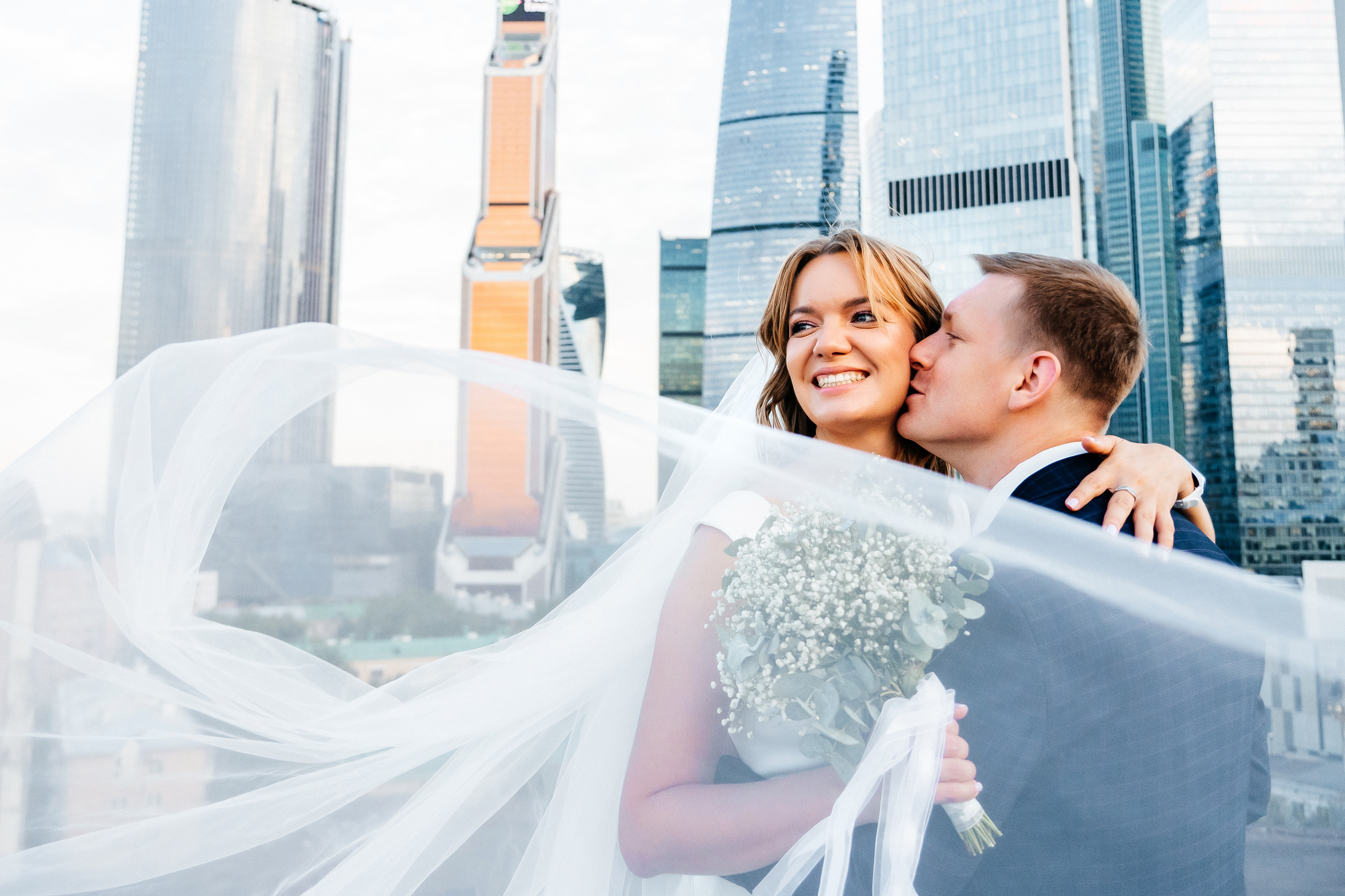 Свадебная фотосессия на крыше Москва-сити. Свадебный и репортажный фотограф-видеограф Москва и Московская область