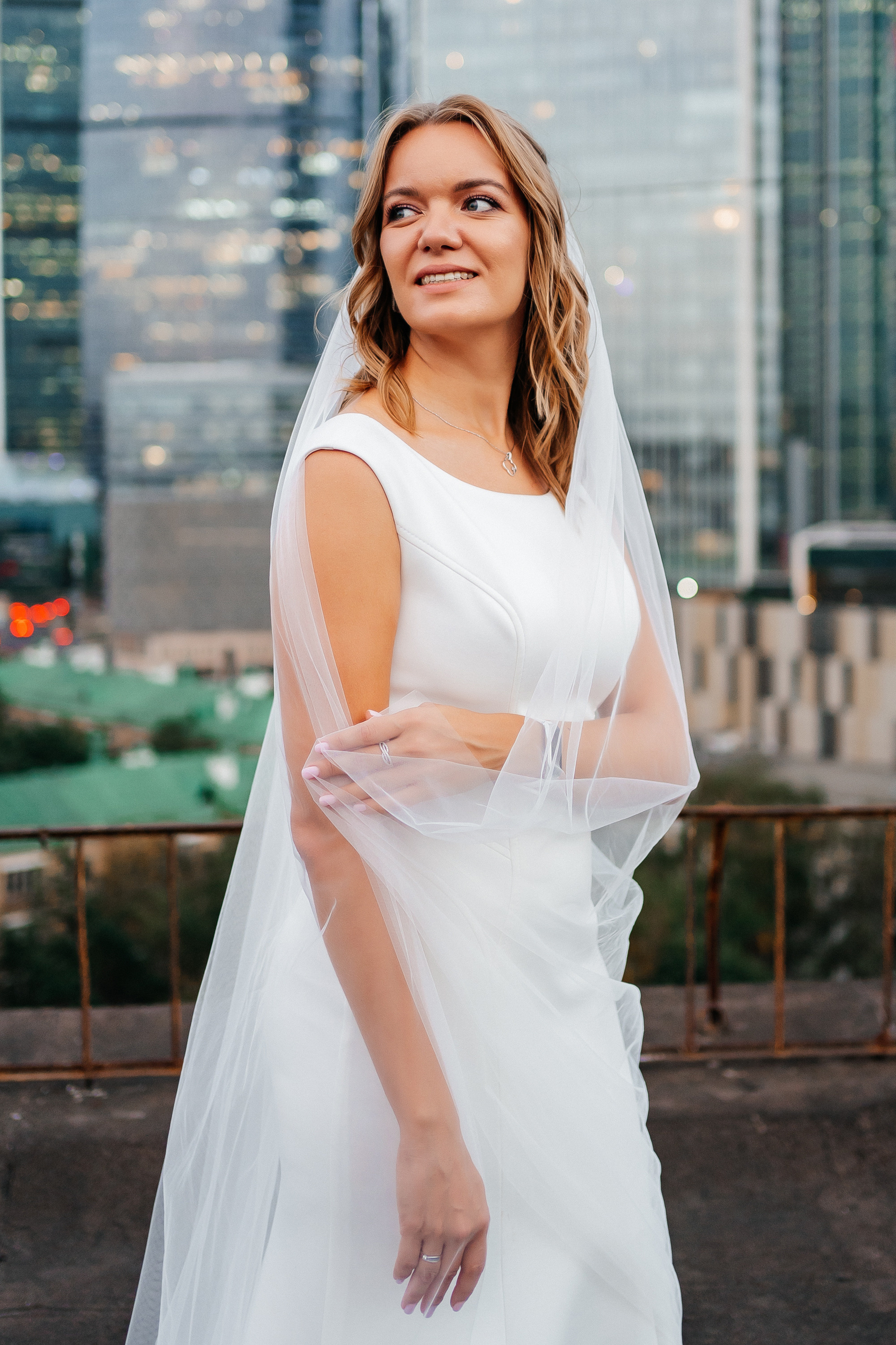 Свадебная фотосессия на крыше Москва-сити. Свадебный и репортажный фотограф-видеограф Москва и Московская область