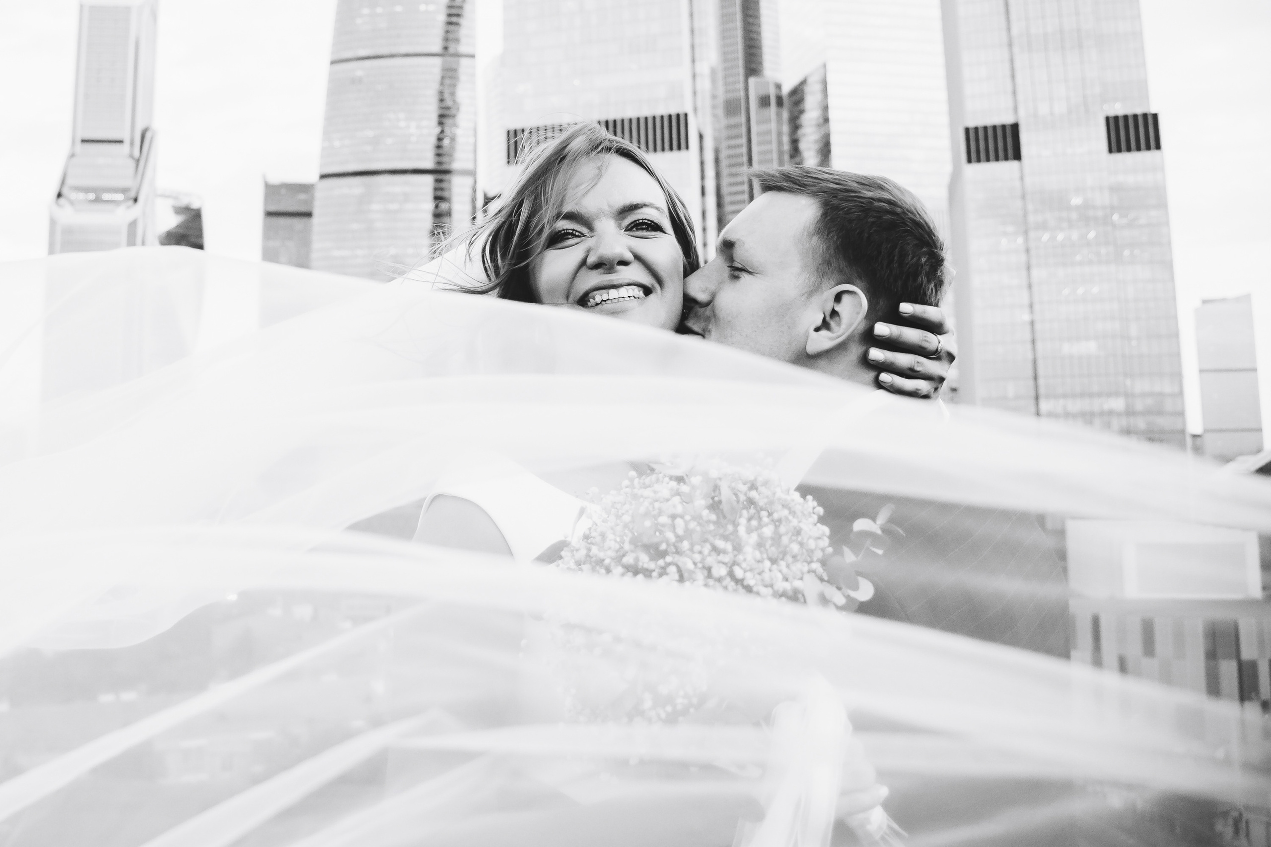 Свадебная фотосессия на крыше Москва-сити. Свадебный и репортажный фотограф-видеограф Москва и Московская область