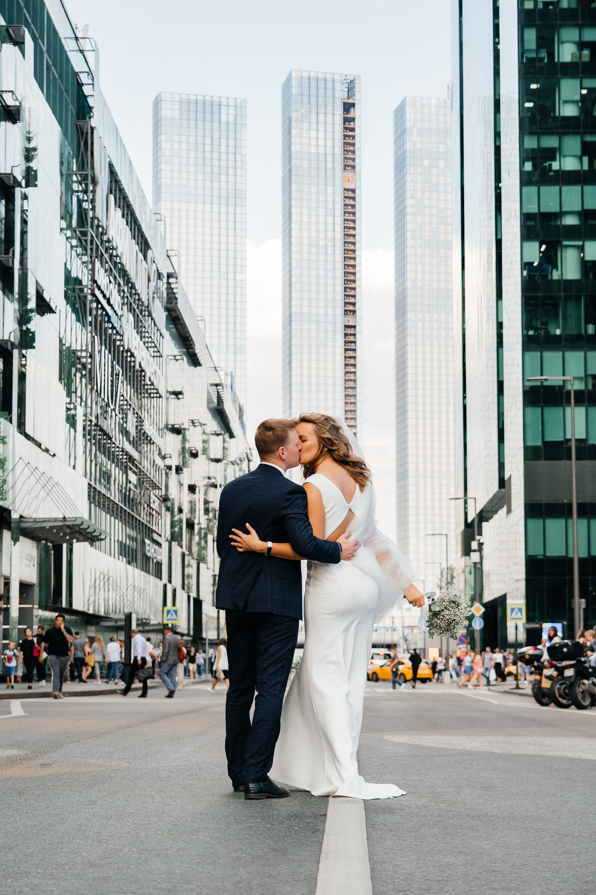 Свадебная фотосессия на крыше Москва-сити. Свадебный и репортажный фотограф-видеограф Москва и Московская область