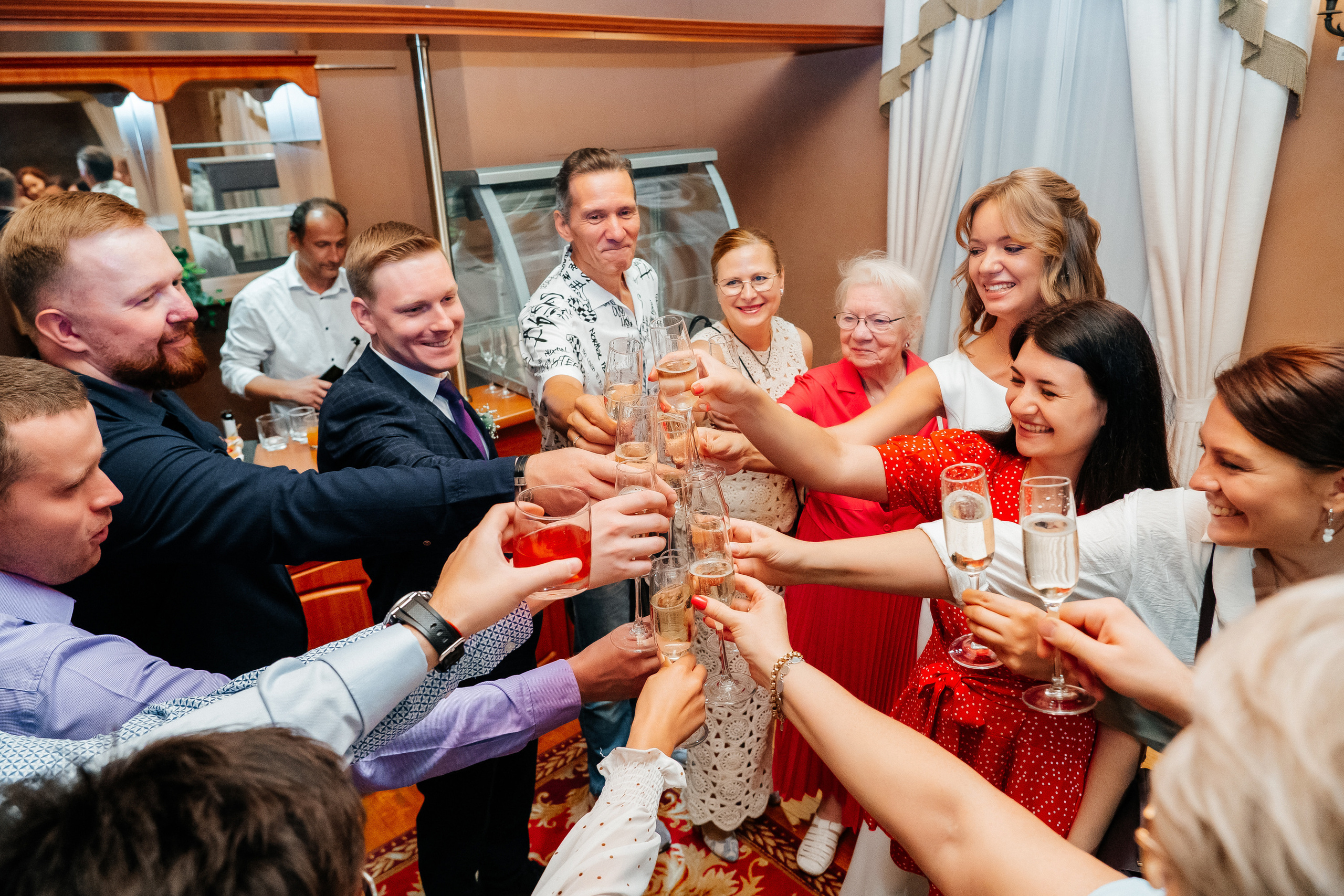 Свадебная фотосессия на крыше Москва-сити. Свадебный и репортажный фотограф-видеограф Москва и Московская область