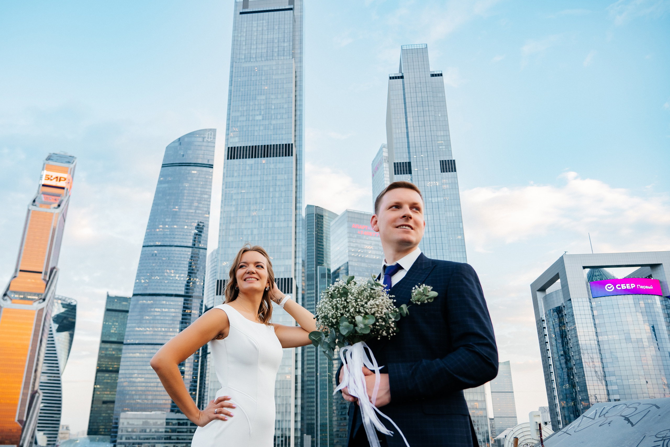 Свадебная фотосессия на крыше Москва-сити. Свадебный и репортажный фотограф-видеограф Москва и Московская область