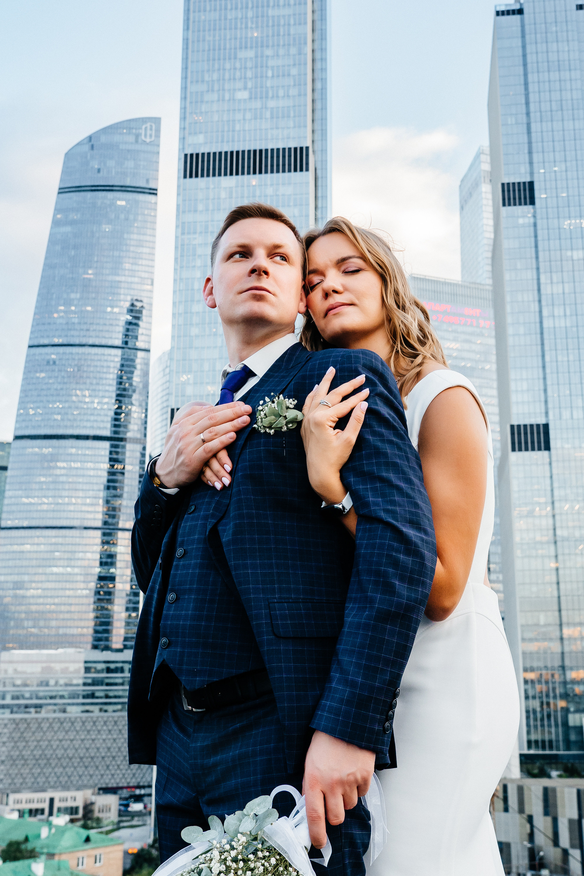 Свадебная фотосессия на крыше Москва-сити. Свадебный и репортажный фотограф-видеограф Москва и Московская область